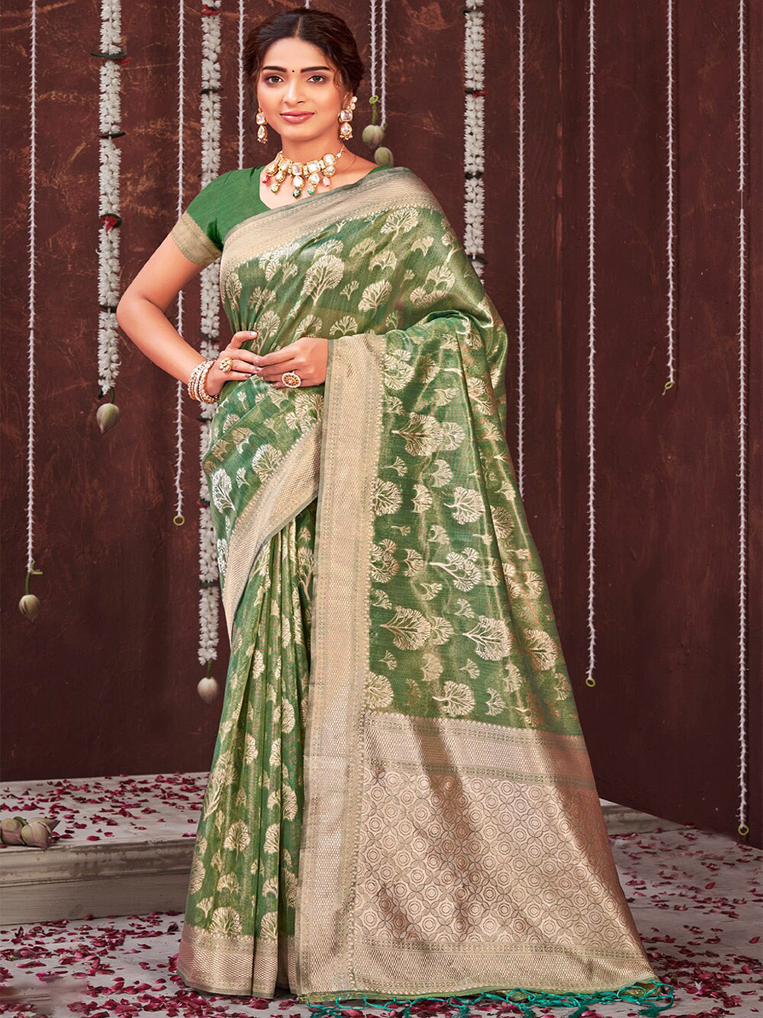 

SANGAM PRINTS Green & Gold-Toned Woven Design Zari Organza Saree