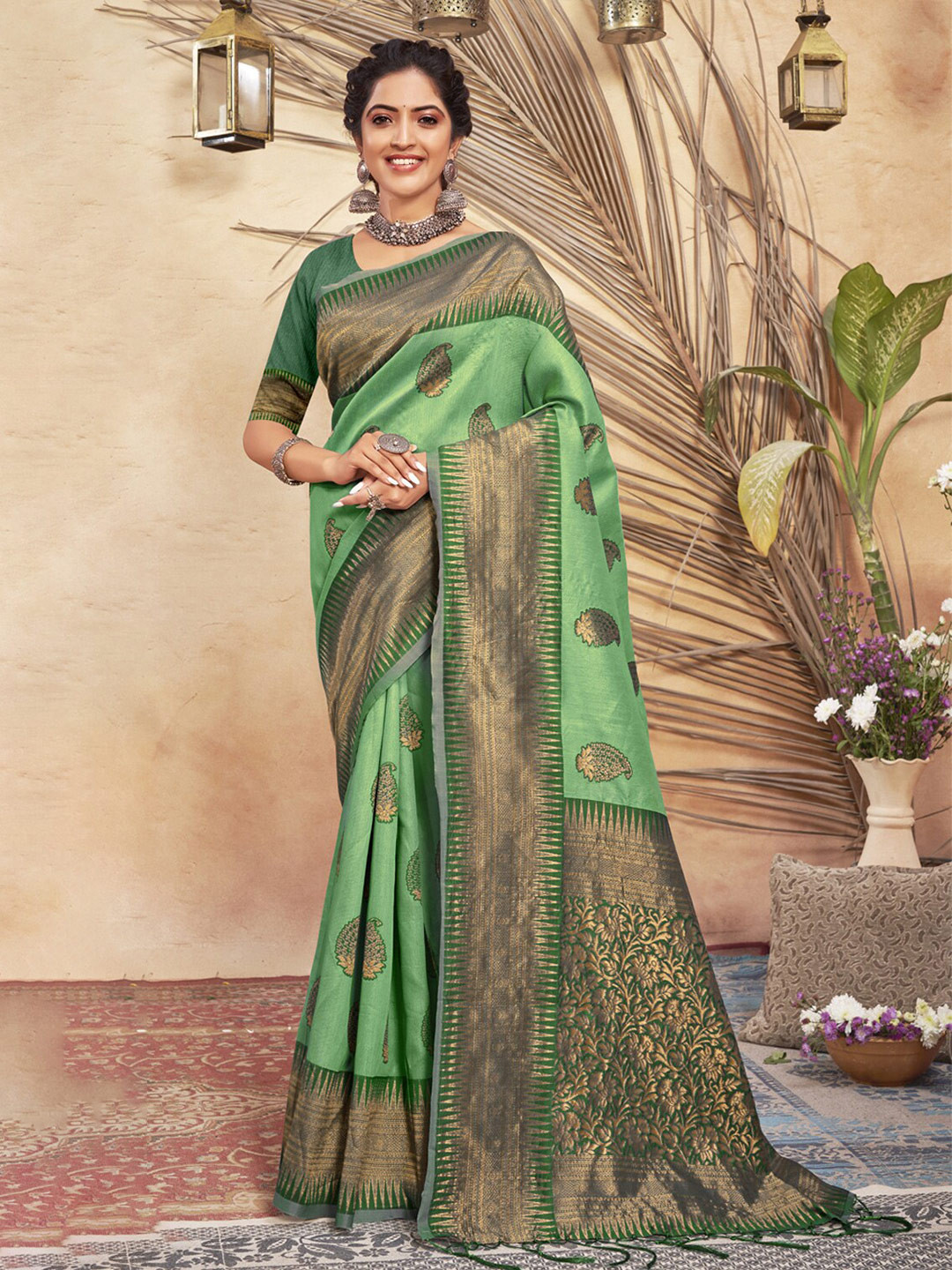 

SANGAM PRINTS Green & Gold-Toned Woven Design Zari Saree