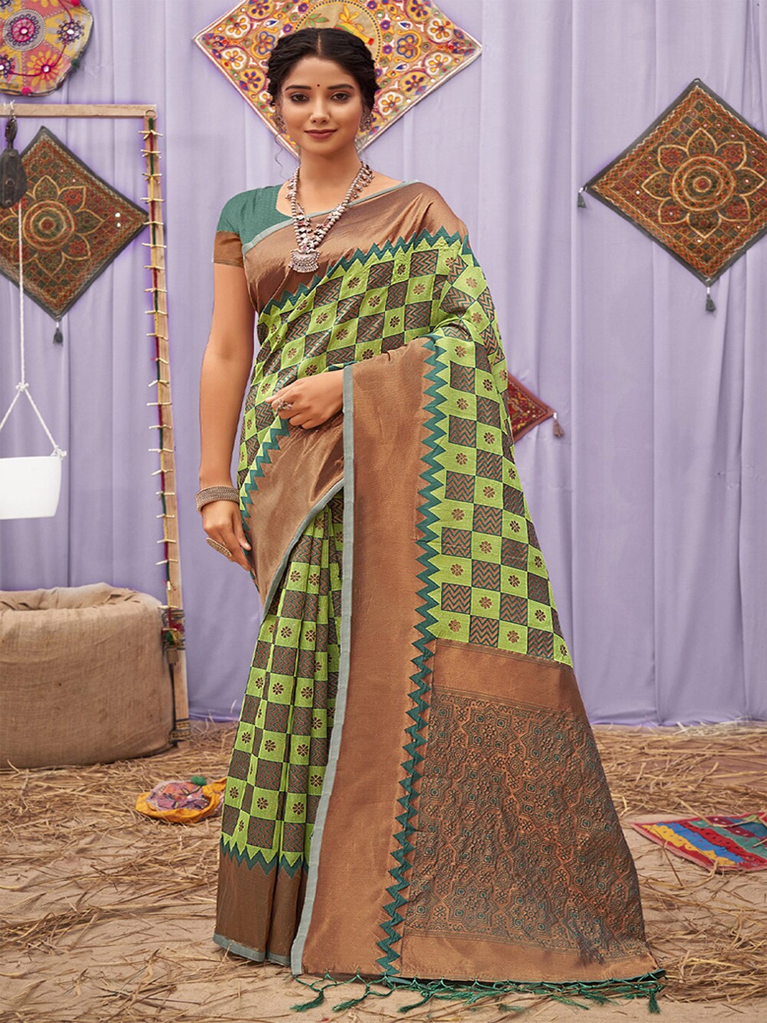 

SANGAM PRINTS Green & Gold-Toned Woven Design Zari Saree
