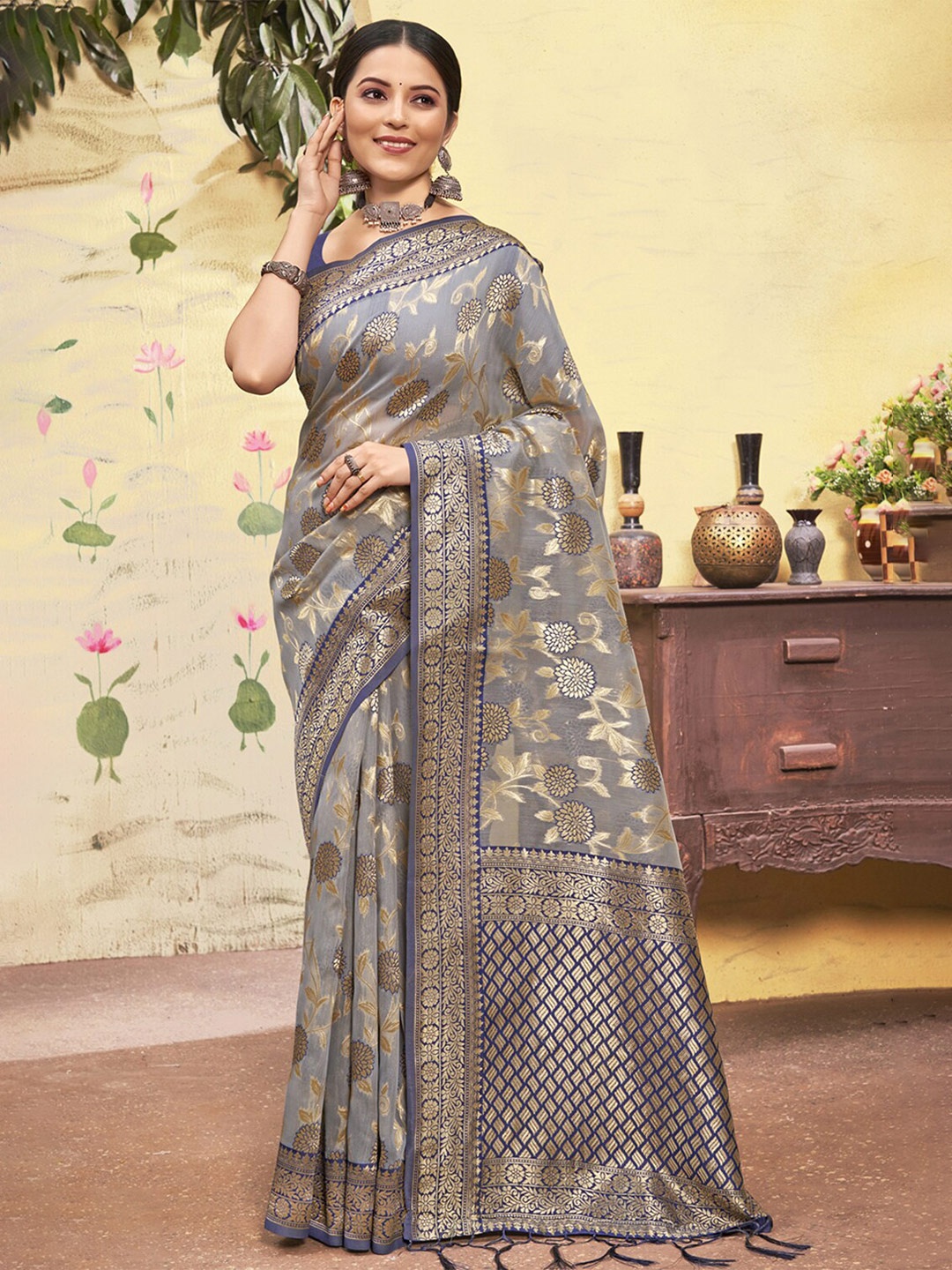 

SANGAM PRINTS Grey & Gold-Toned Woven Design Zari Saree