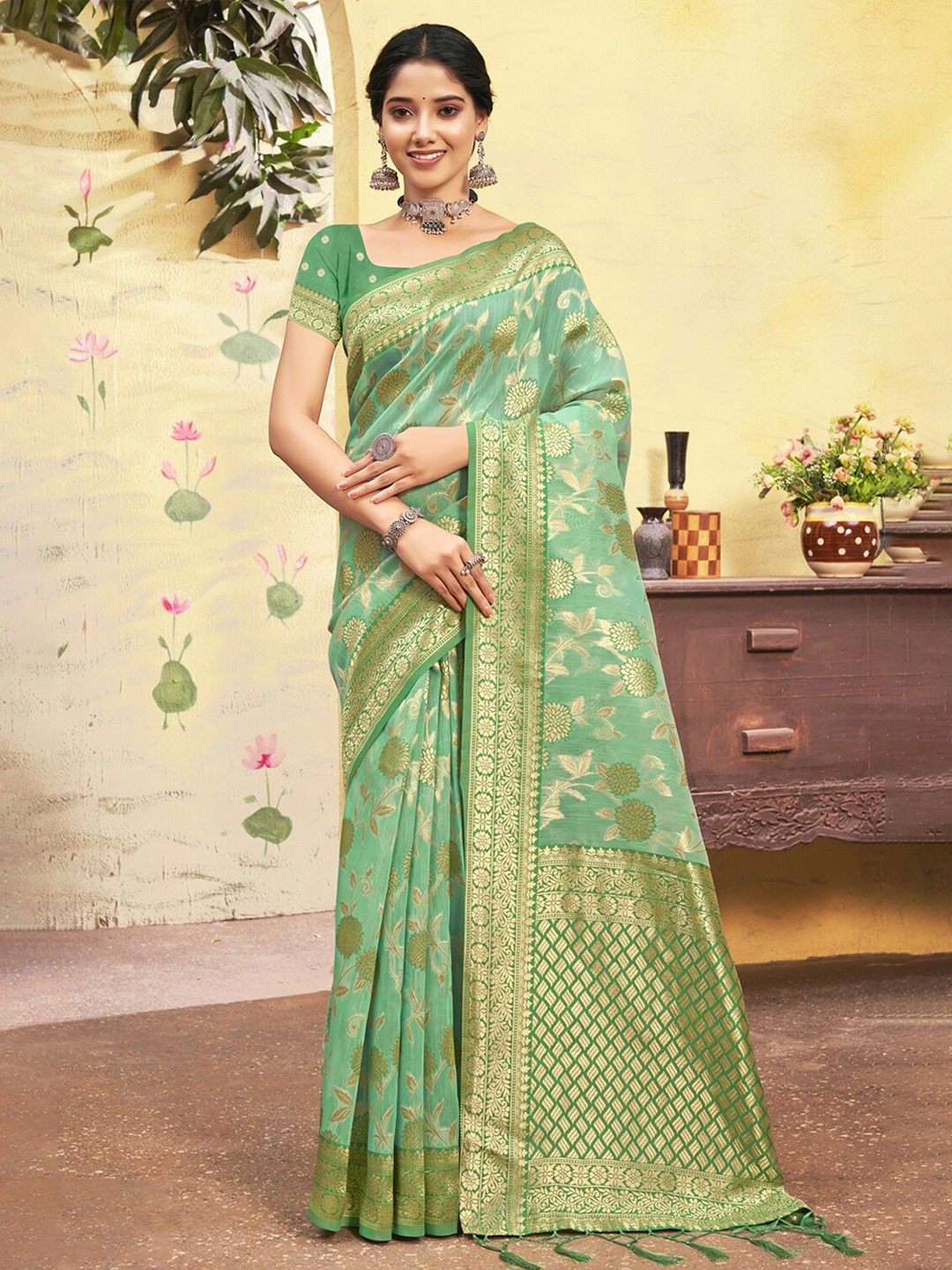 

SANGAM PRINTS Green & Gold-Toned Woven Design Zari Saree