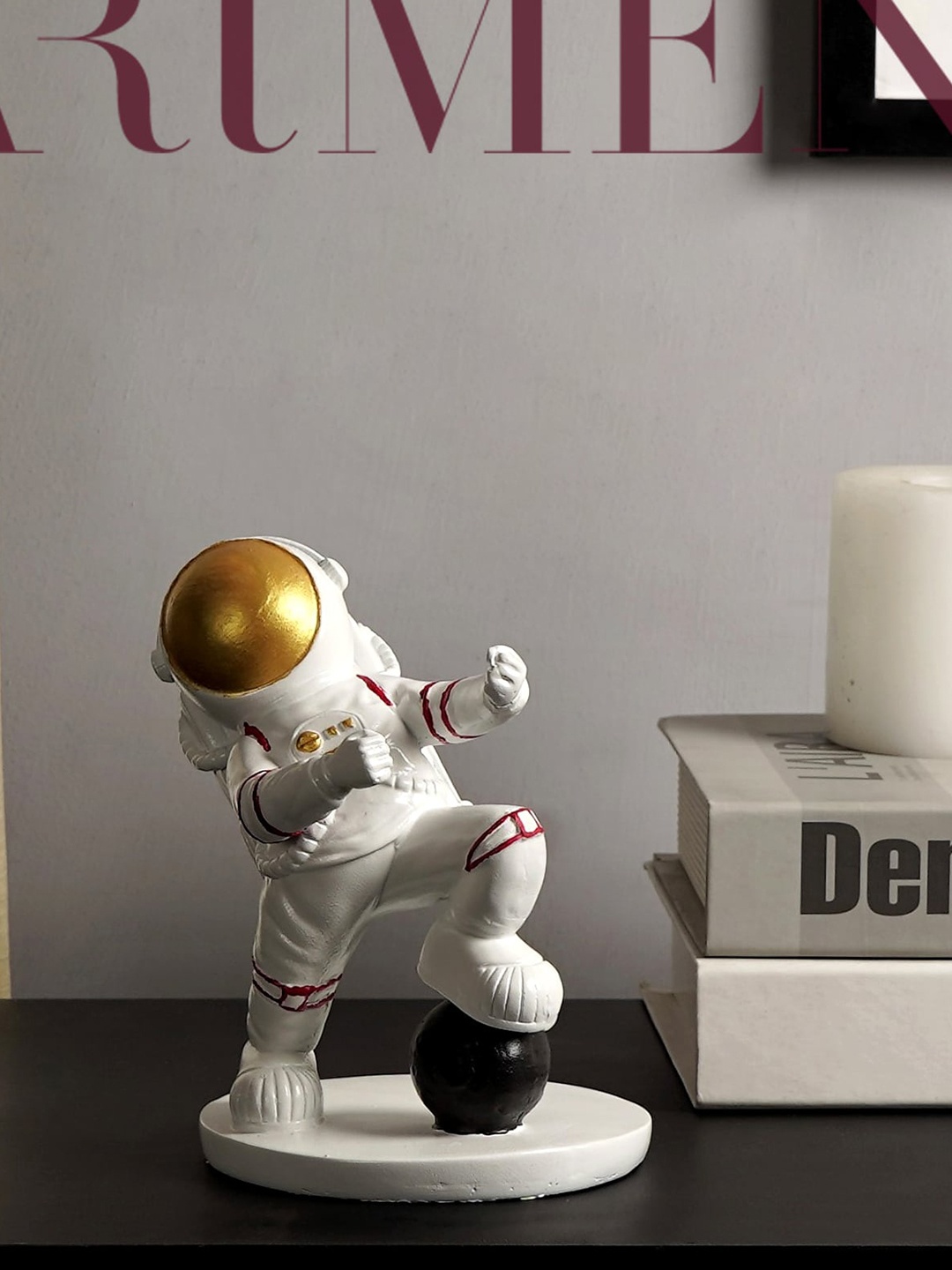 

THE ARTMENT Modern Art Playful White Astronaut Wine Bottle Holder