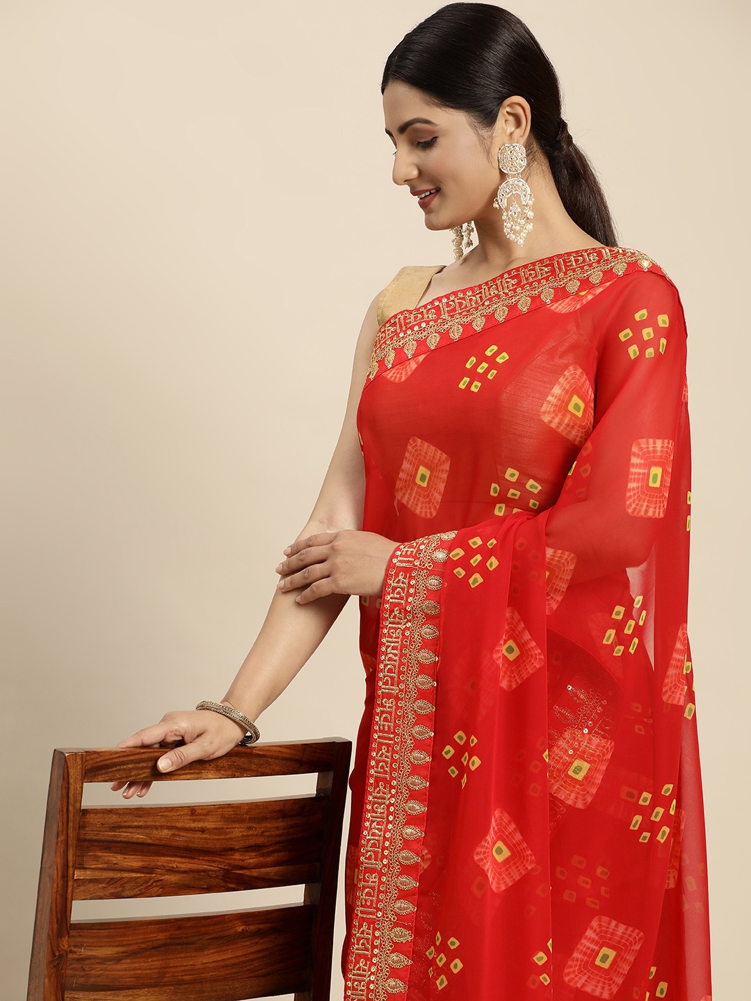 

VASTRANAND Embroidered Bandhani Saree, Red