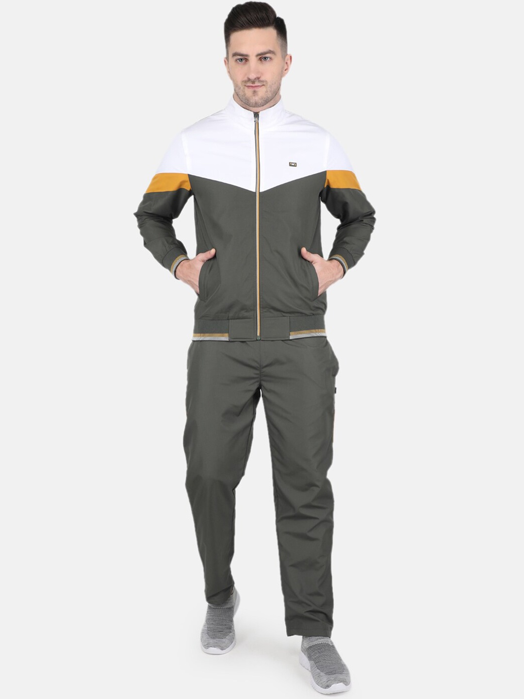 

Monte Carlo Men Colourblocked Tracksuit, Olive