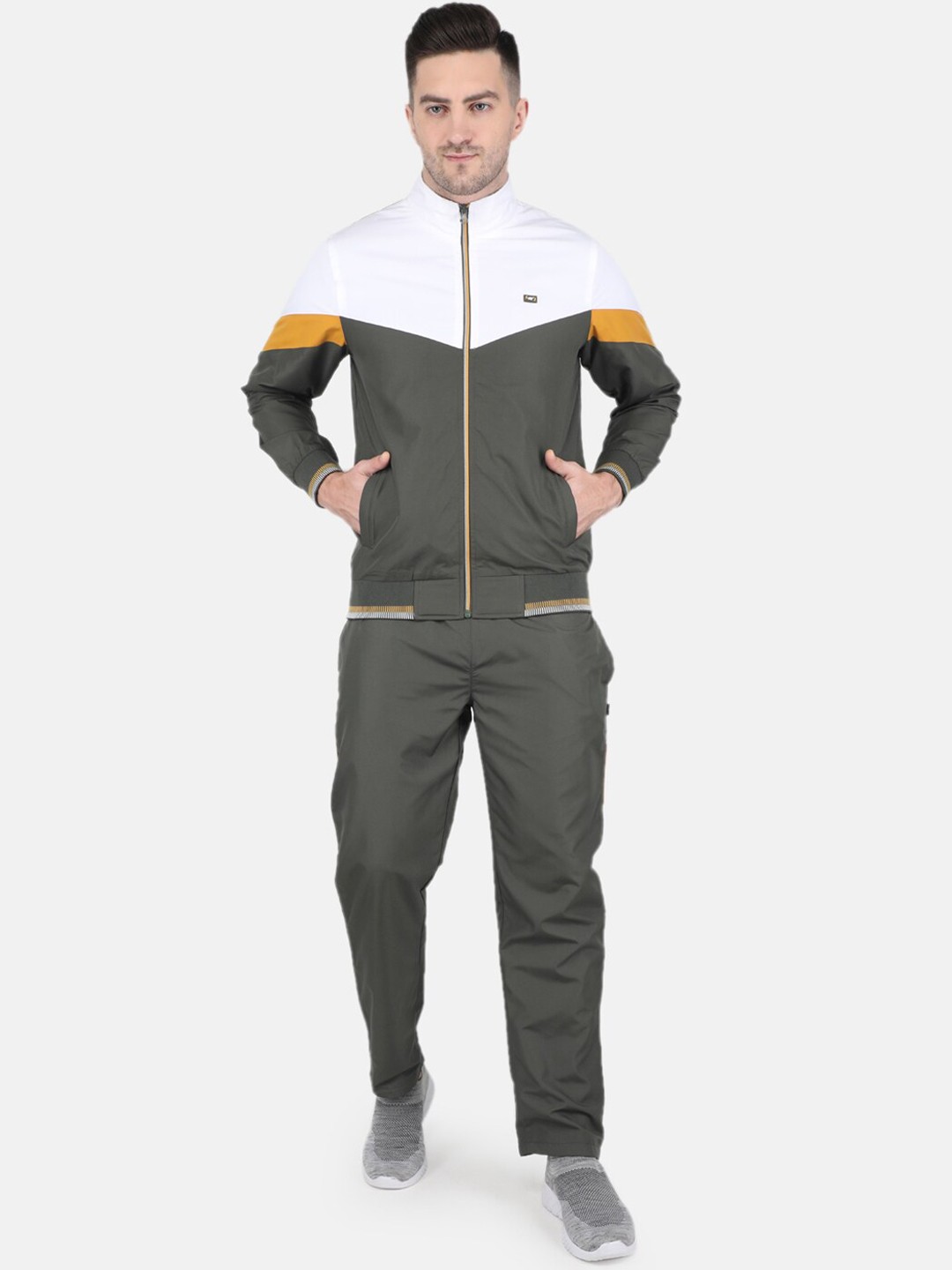 

Monte Carlo Men Colourblocked Tracksuit, Olive