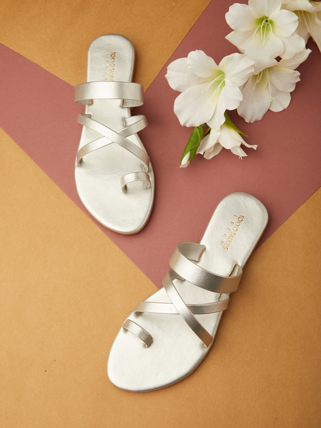 

Tokyo Talkies Women One Toe Flats, Silver