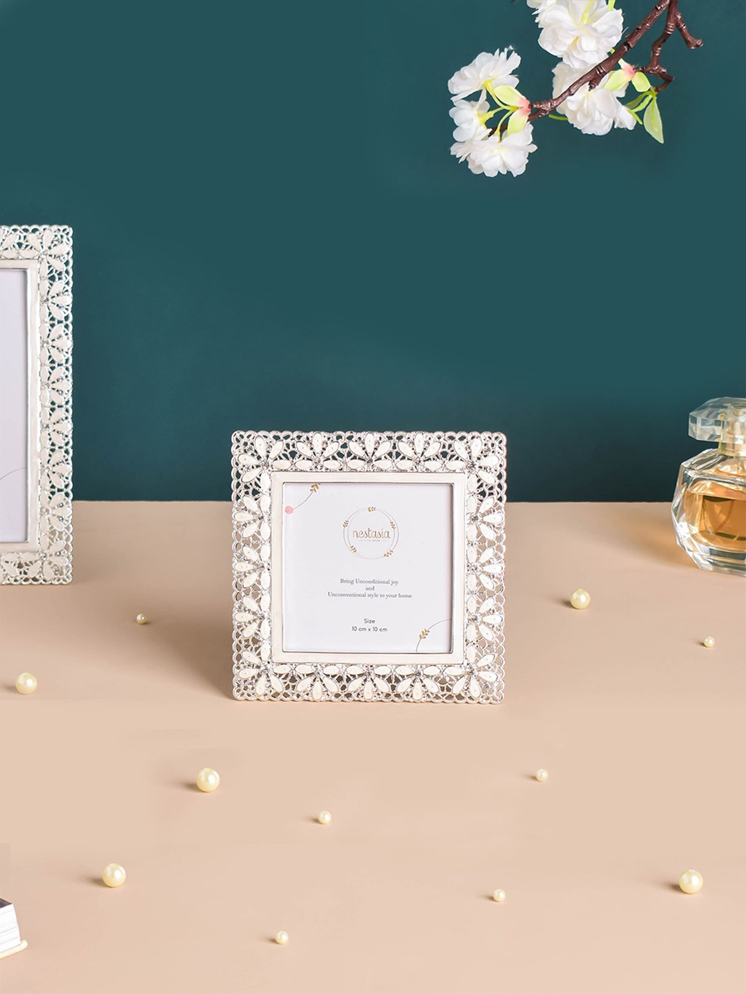 

Nestasia Silver & White Daisy Design Photo Frame