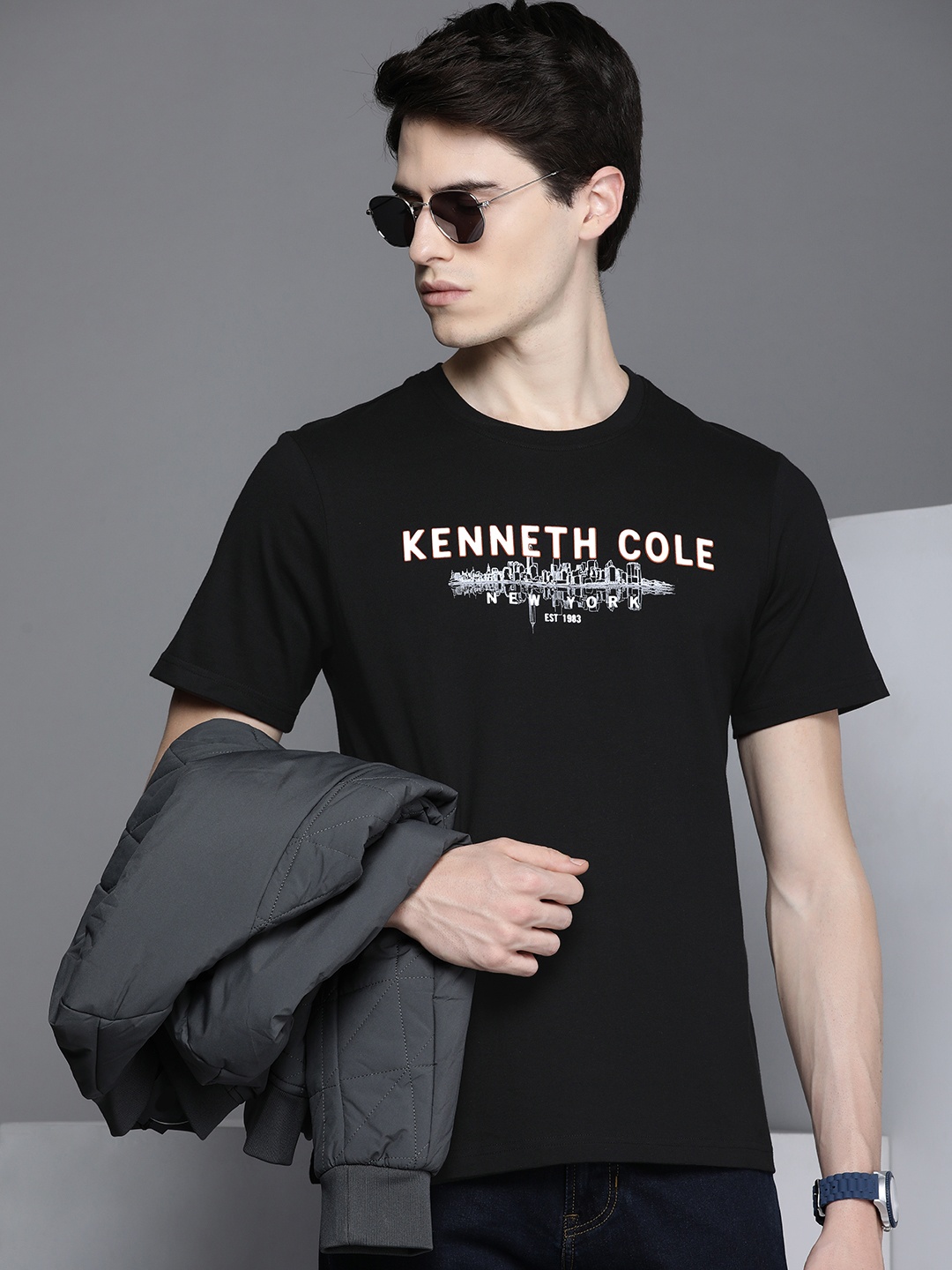 

Kenneth Cole Citysphere Tee Men Black Pure Cotton Brand Logo Printed Applique T-shirt