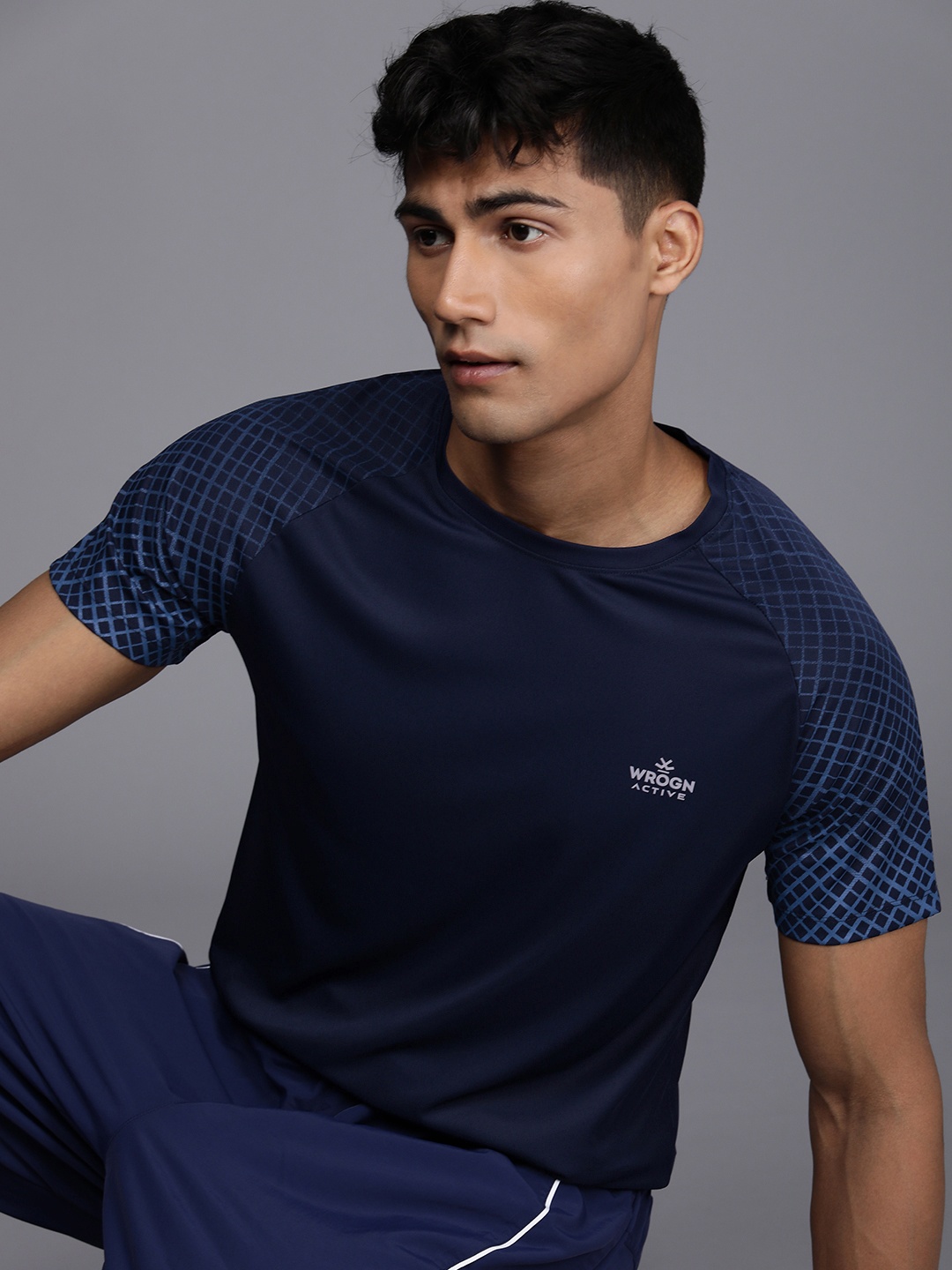 

WROGN ACTIVE Men Solid Slim Fit Sports T-shirt With Checked Detail On Sleeves, Navy blue
