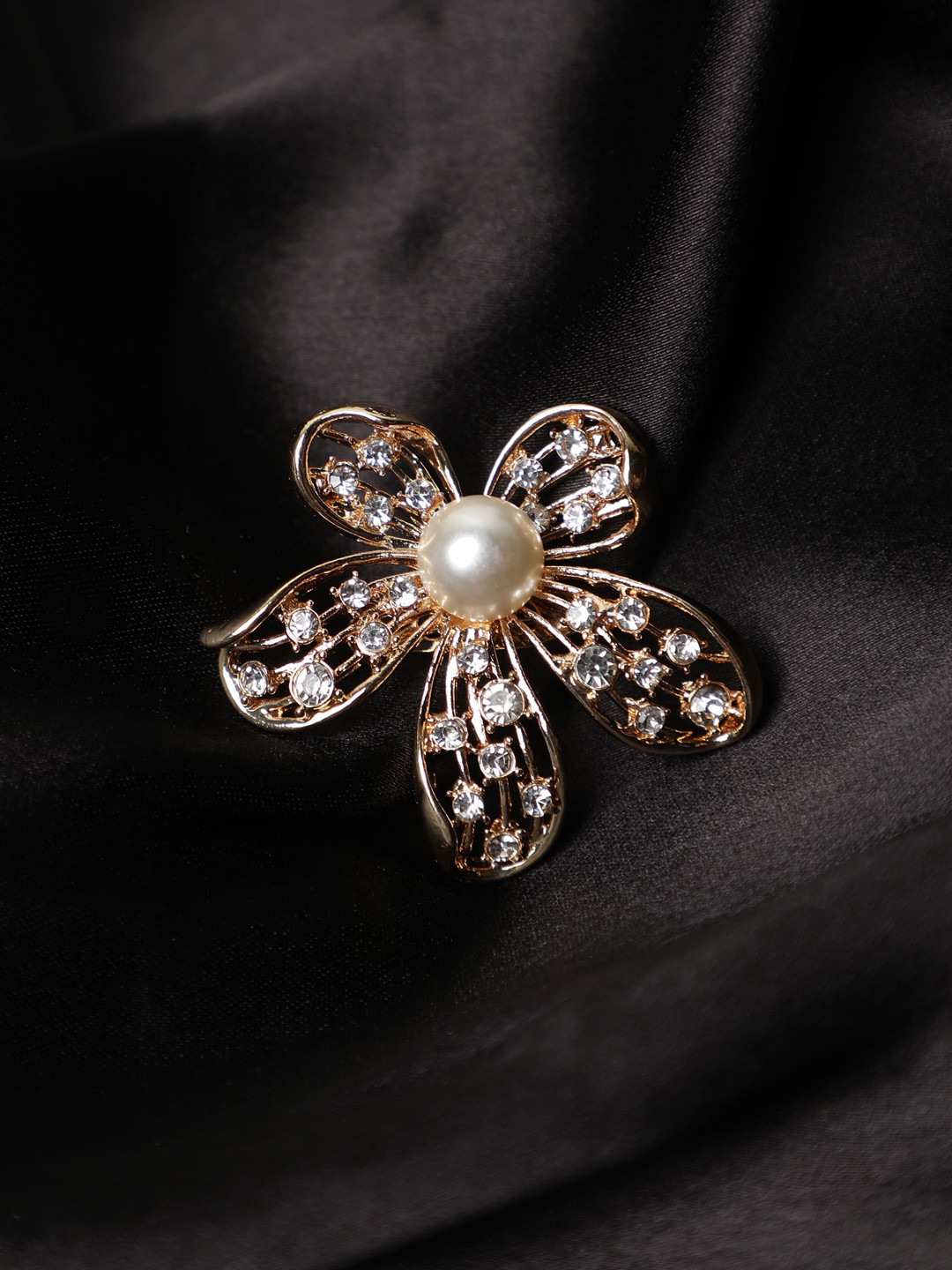 

Alvaro Castagnino Men Stone Studded Floral Shaped Brooch, Gold