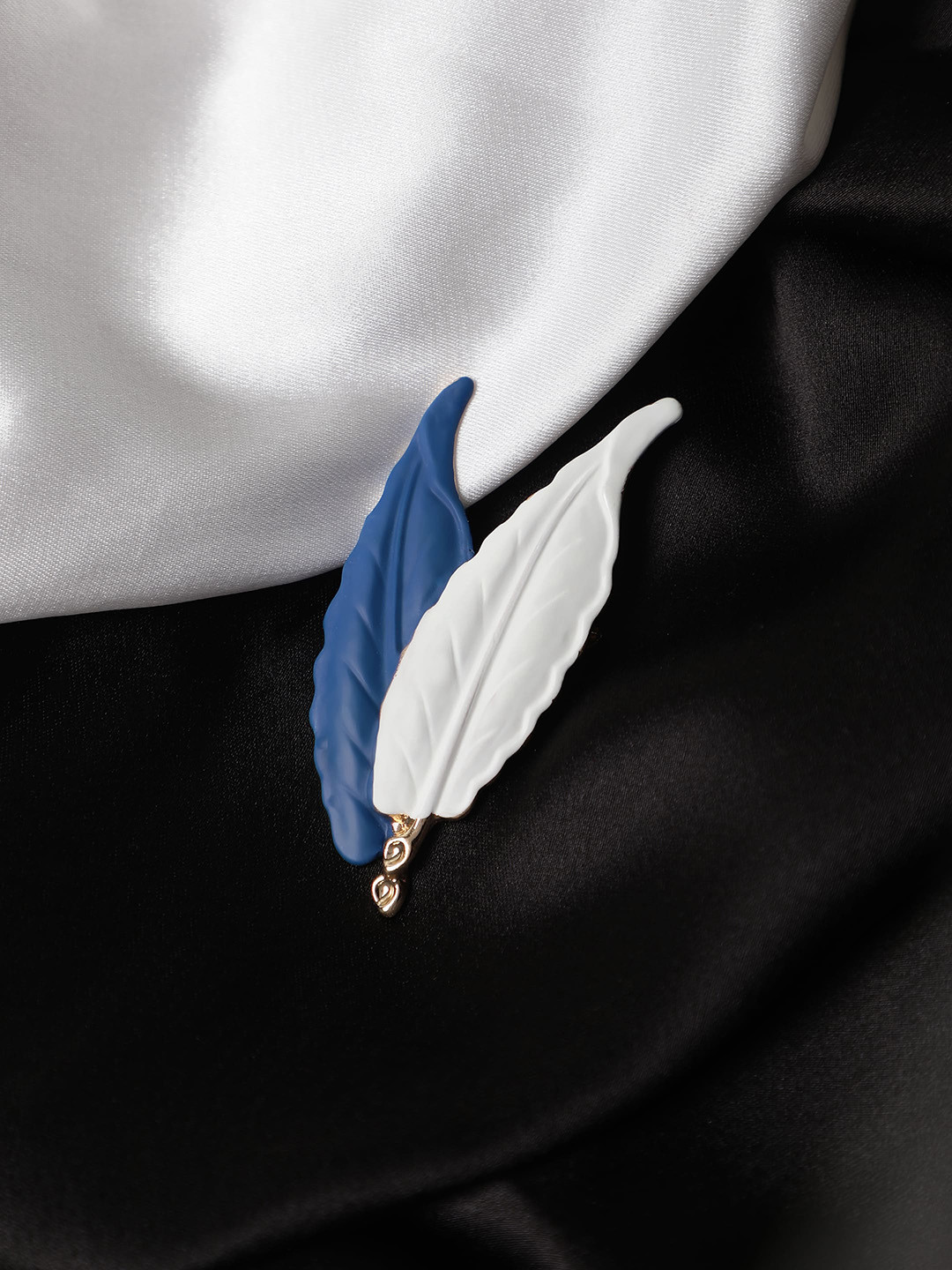 

Alvaro Castagnino Men Rose Feather Shaped Brooch, Rose gold
