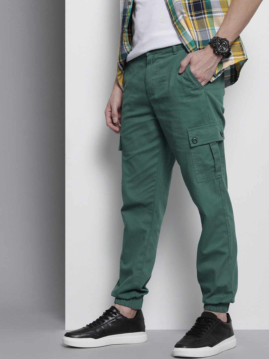 

The Indian Garage Co Men Green Slim Fit Cargos Trousers