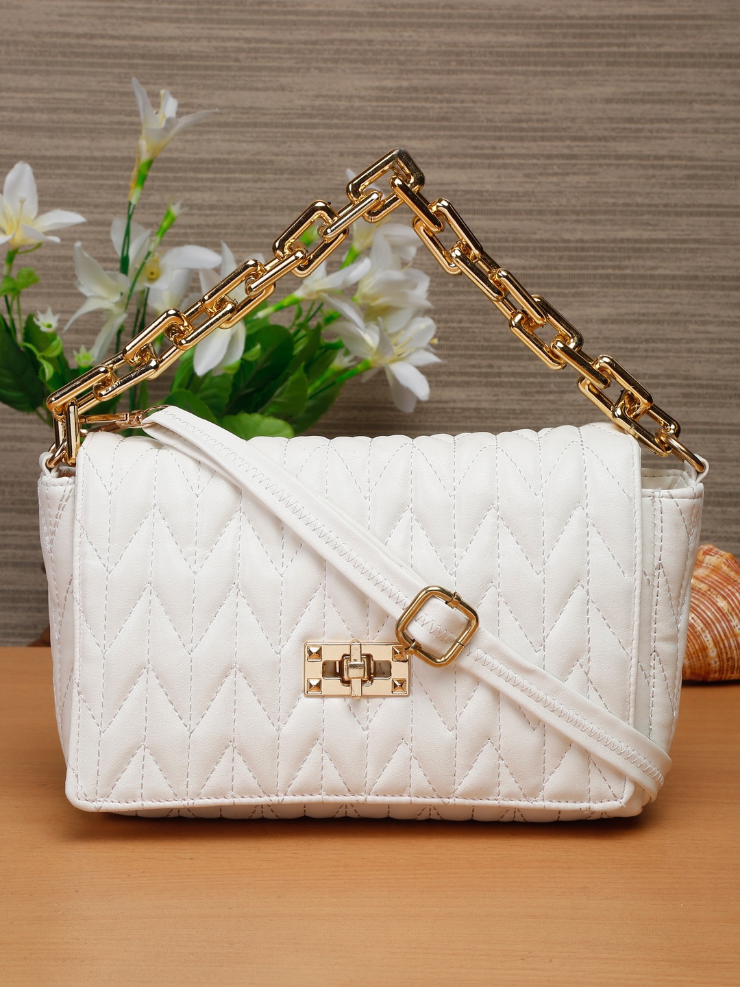 

Apsis Structured Handheld Bag with Quilted, White