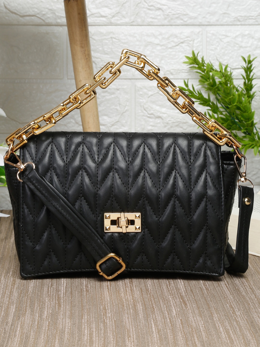 

Apsis Structured Handheld Bag with Quilted, Black
