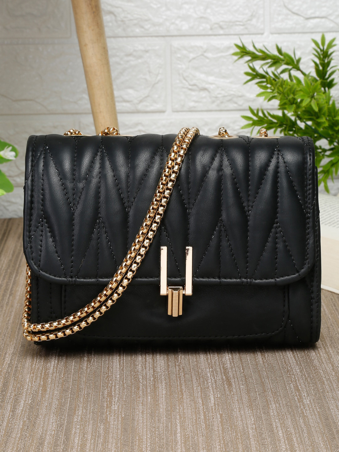 

Apsis Structured Handheld Bag with Quilted, Black