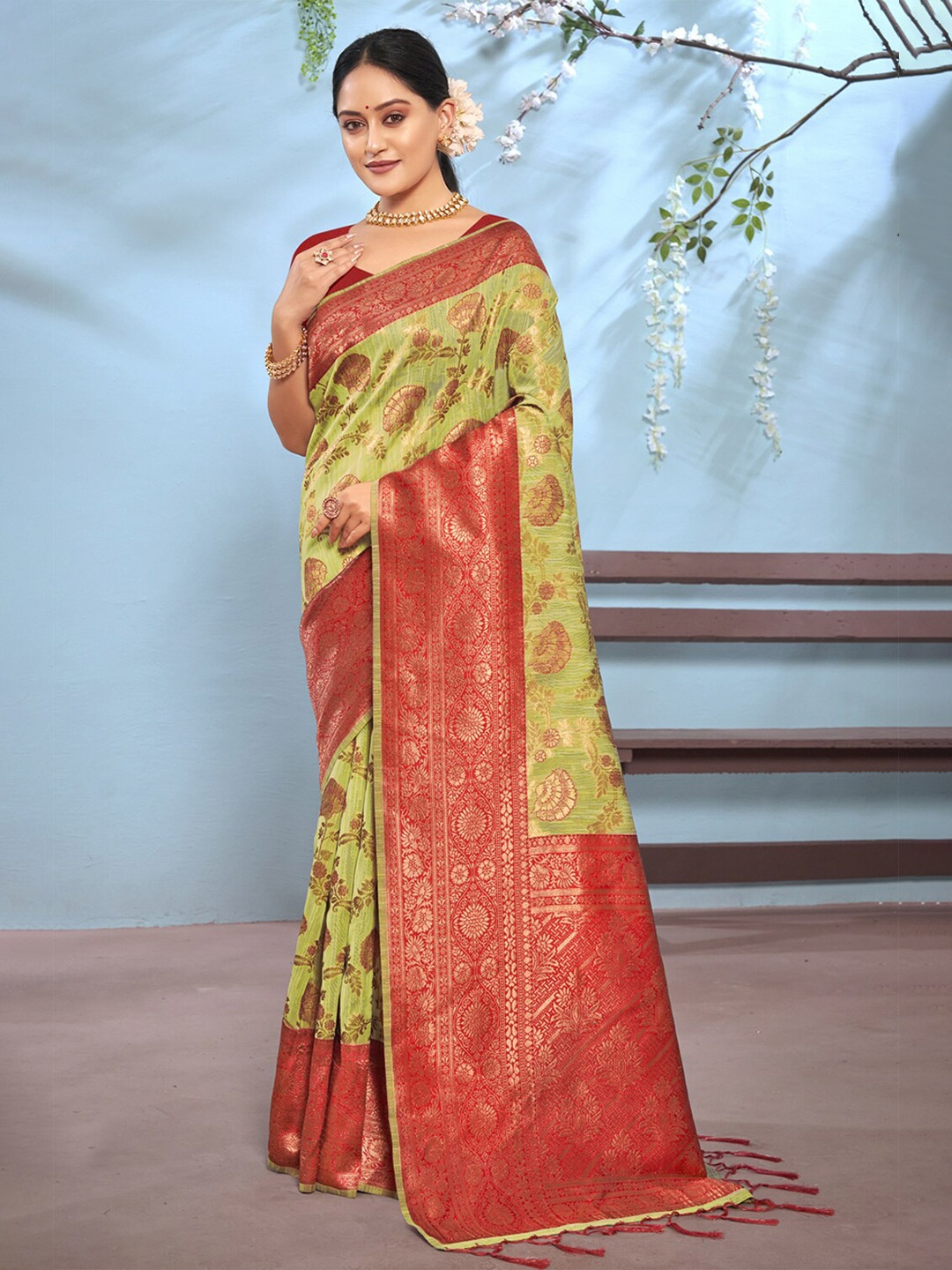 

SANGAM PRINTS Floral Woven Design Zari Saree, Green