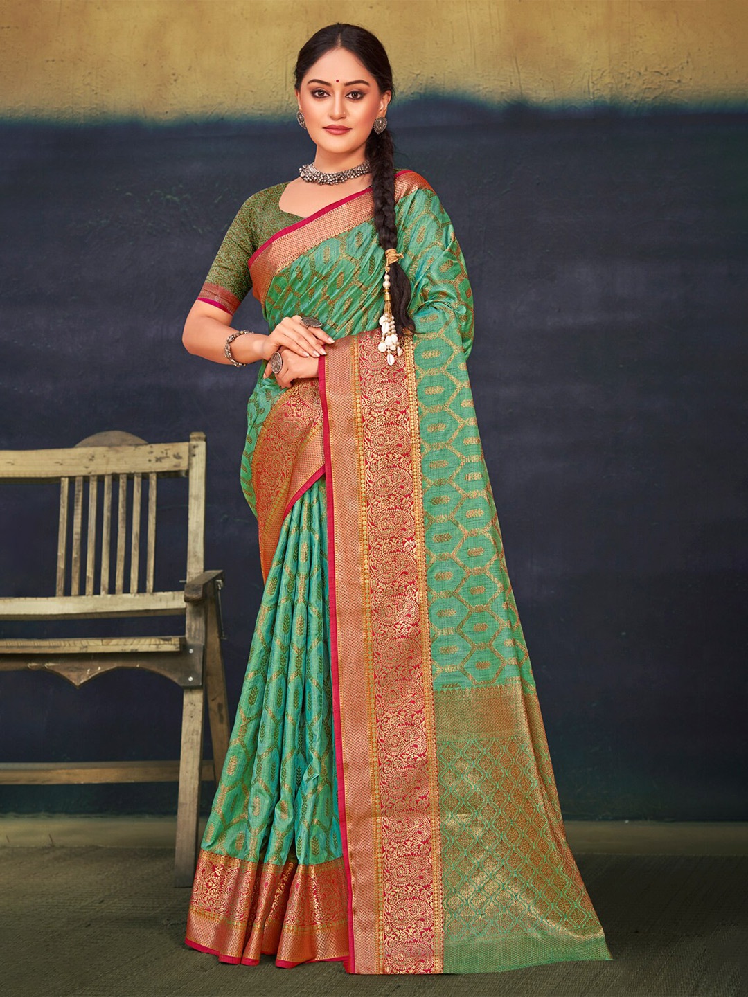 

SANGAM PRINTS Woven Design Zari Saree, Green