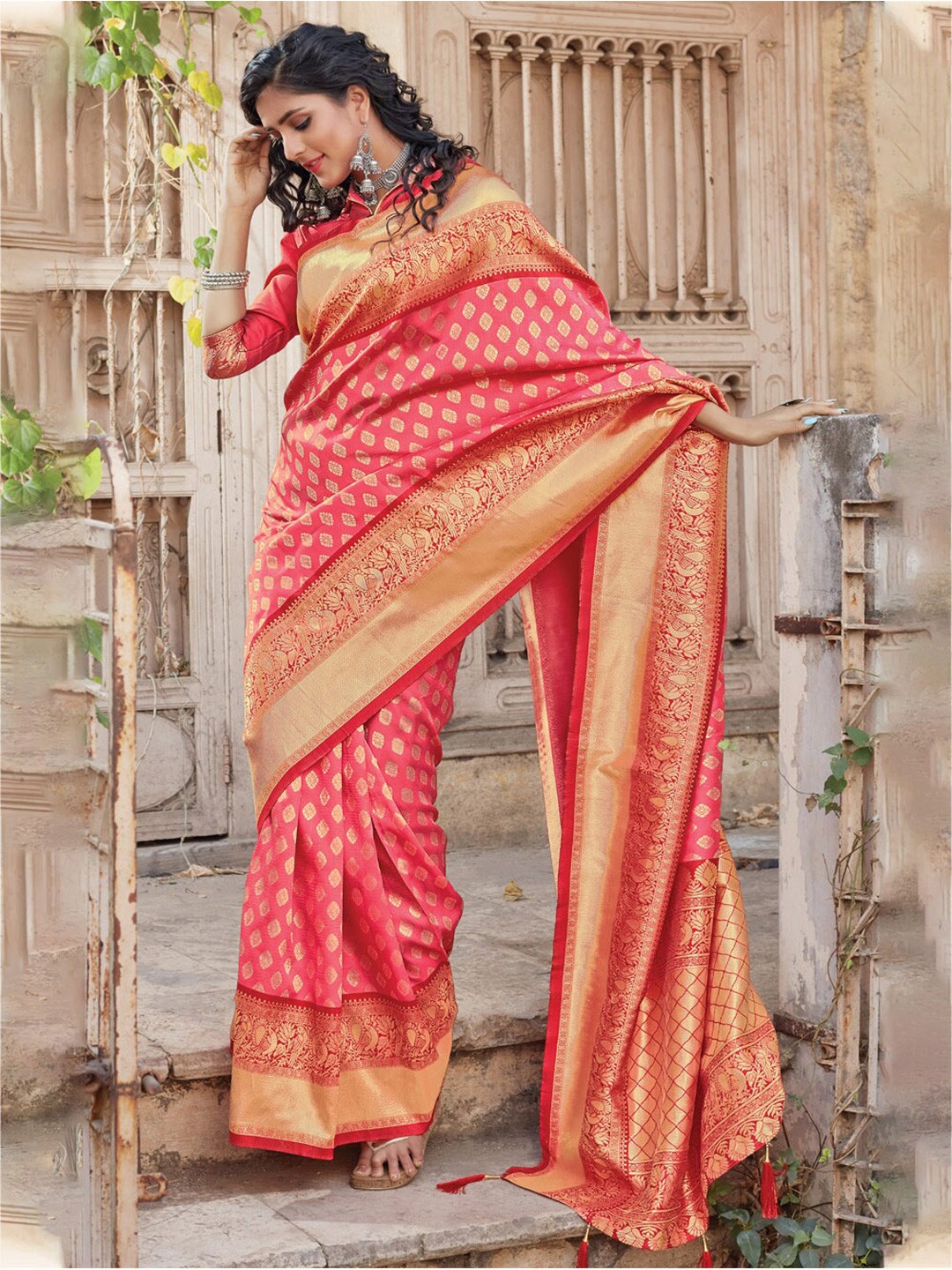 

SANGAM PRINTS Ethnic Motifs Zari Silk Blend Saree, Pink