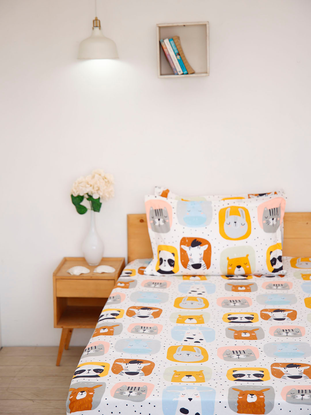 

Ariana White & Blue Graphic 144 TC Single Bedsheet with 2 Pillow Covers
