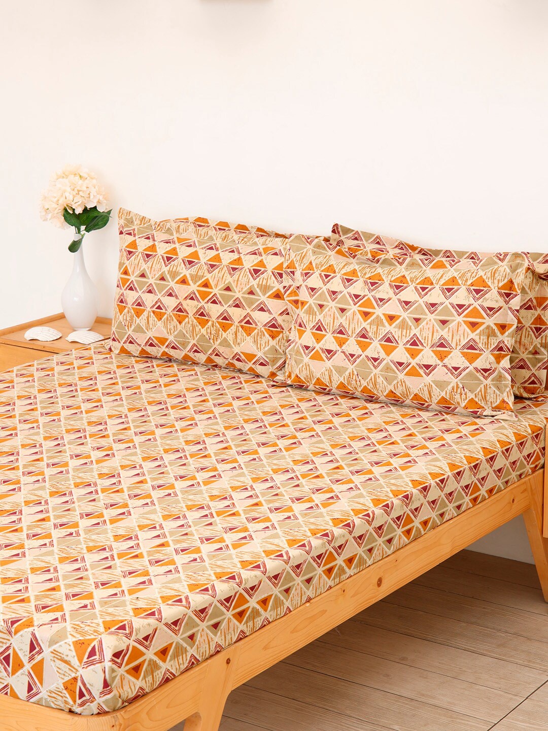 

Ariana Mustard & Orange Geometric 144 TC Queen Cotton Bedsheet with 2 Pillow Covers