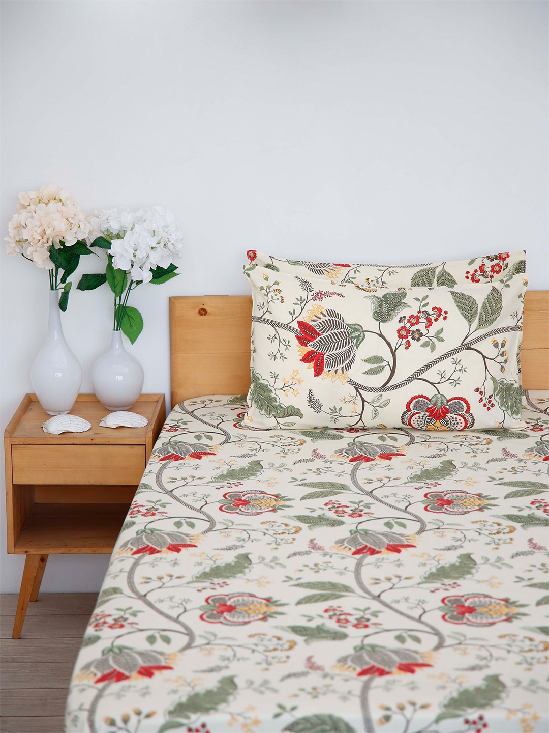 

Ariana Green & White Floral 144 TC Single Bedsheet with 2 Pillow Covers