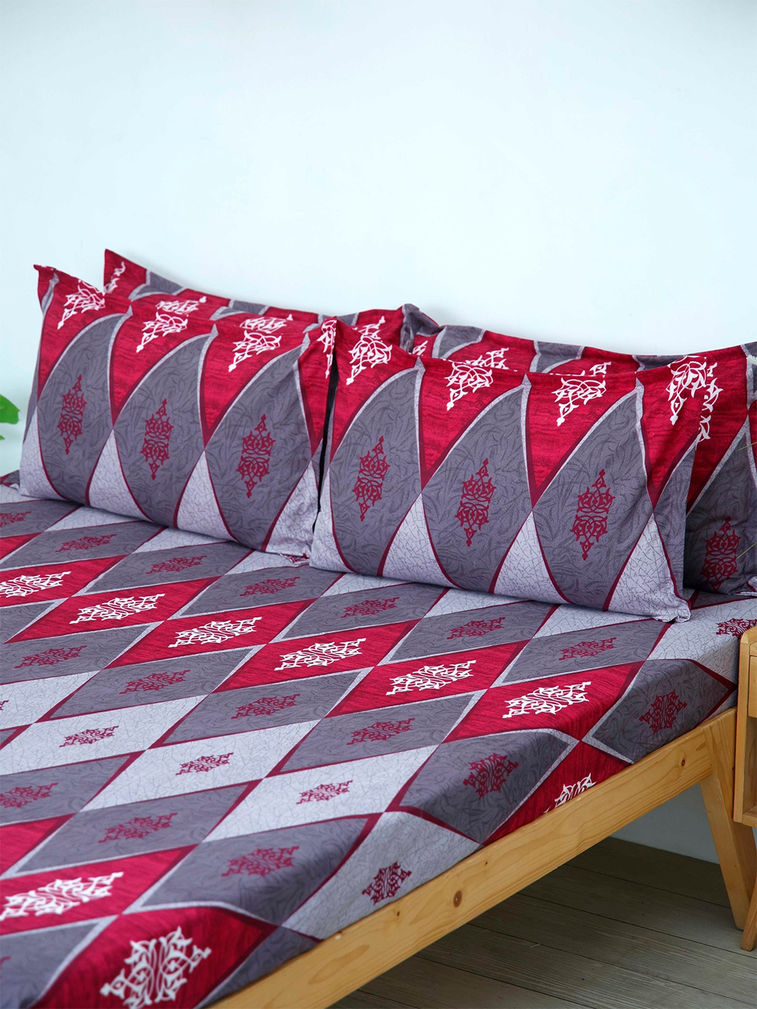 

Ariana Purple & Red Ethnic Motifs 144 TC King Bedsheet with 2 Pillow Covers