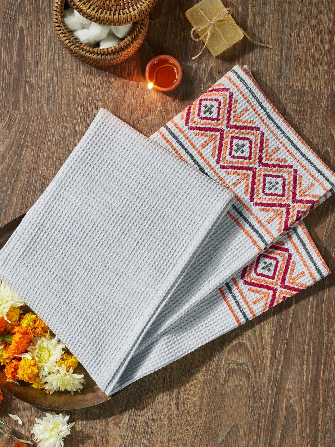 

MYTRIDENT Sanskriti Grey Red Phulkari Printed 210 GSM Cotton Bath Towel
