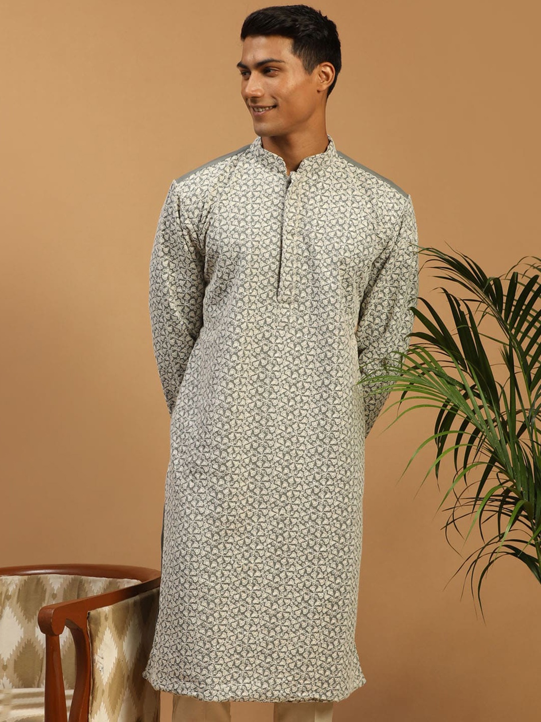

VASTRAMAY Mandarin Collar Floral Embroidered Georgette Kurta, Grey