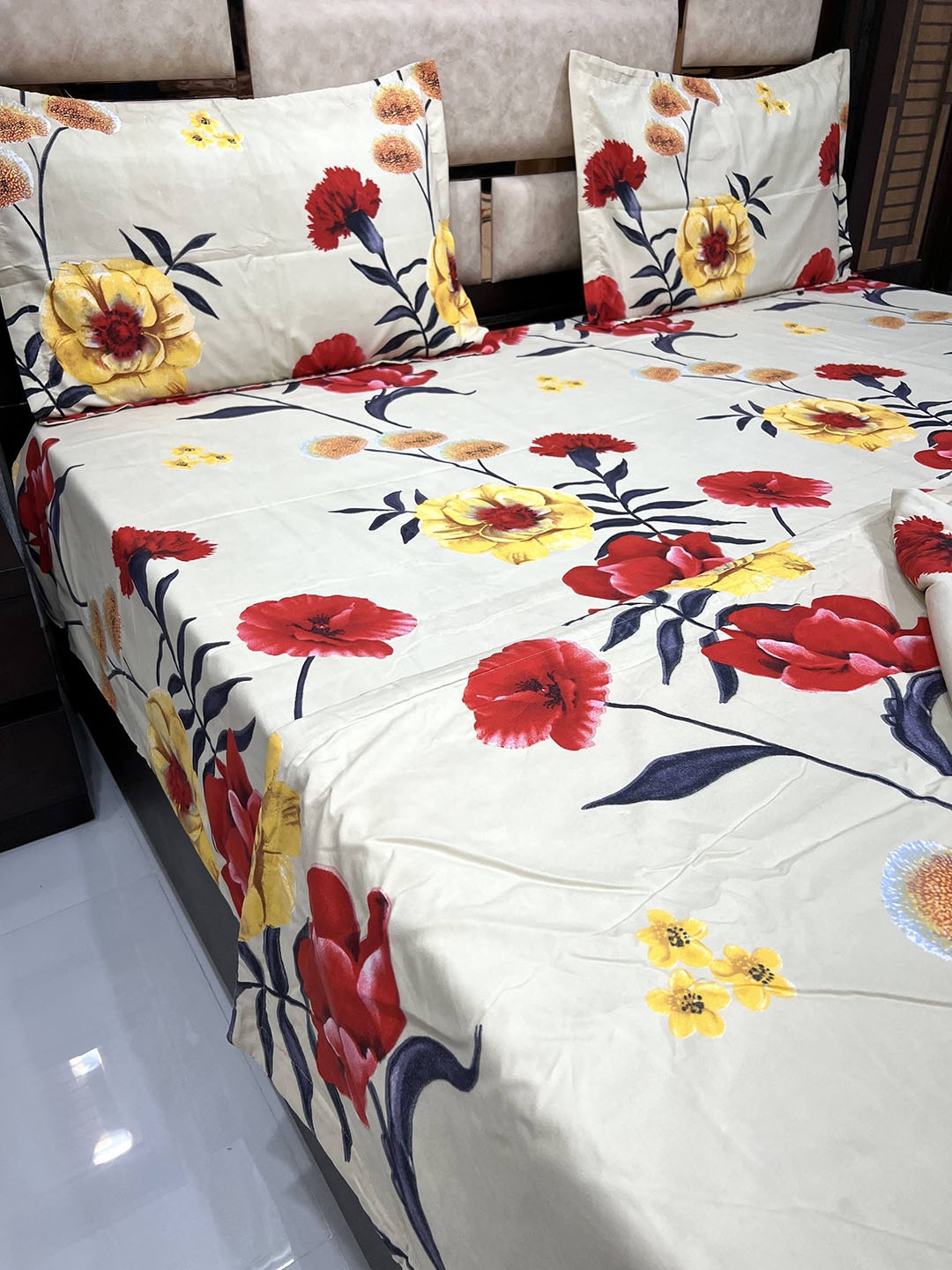 

Pure Decor Beige & Red 300 TC Double King Comforter & Bedsheet with 2 Pillow Covers