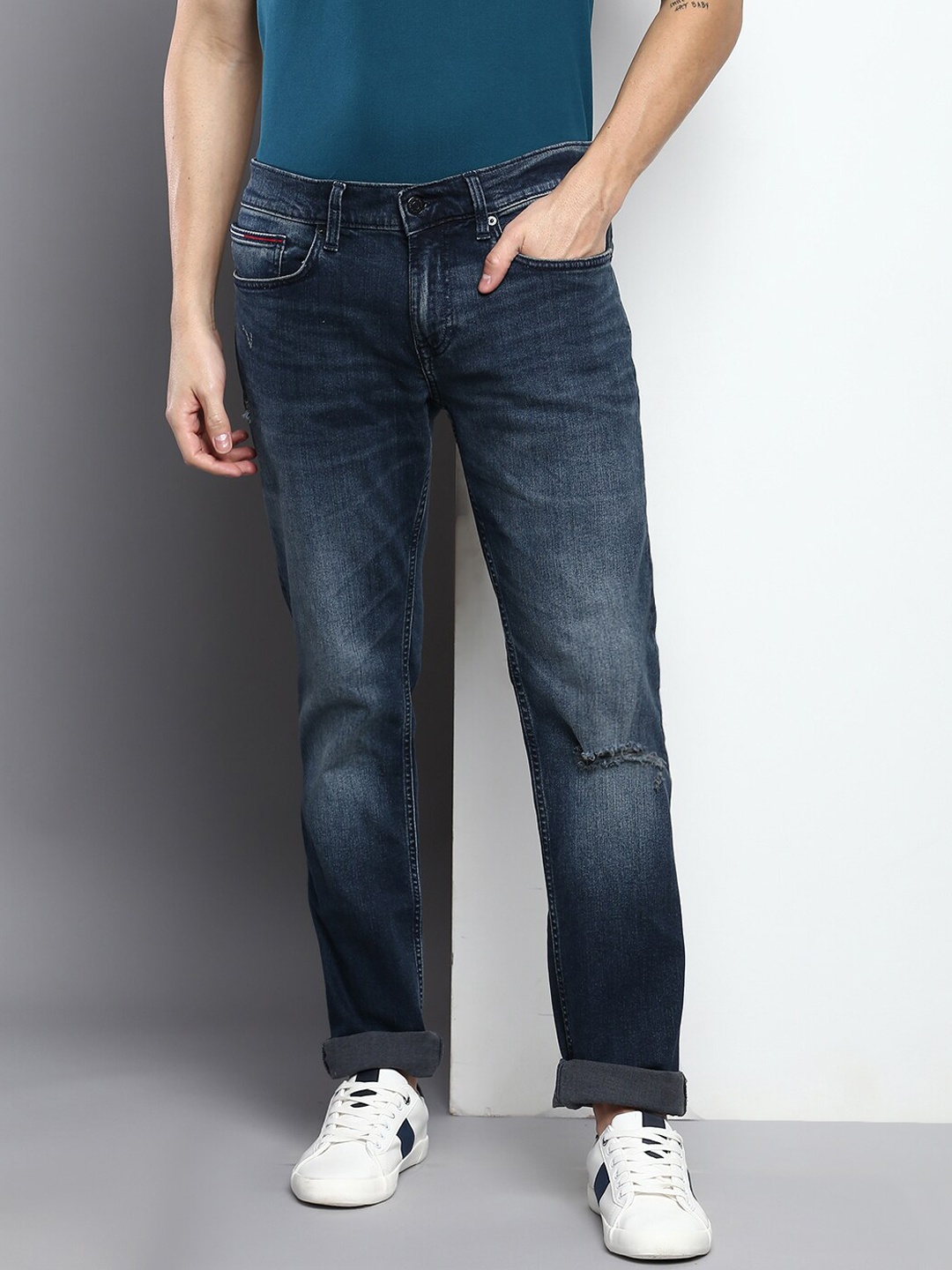 

Tommy Hilfiger Men Cotton Slim Fit Mildly Distressed Light Fade Jeans, Navy blue