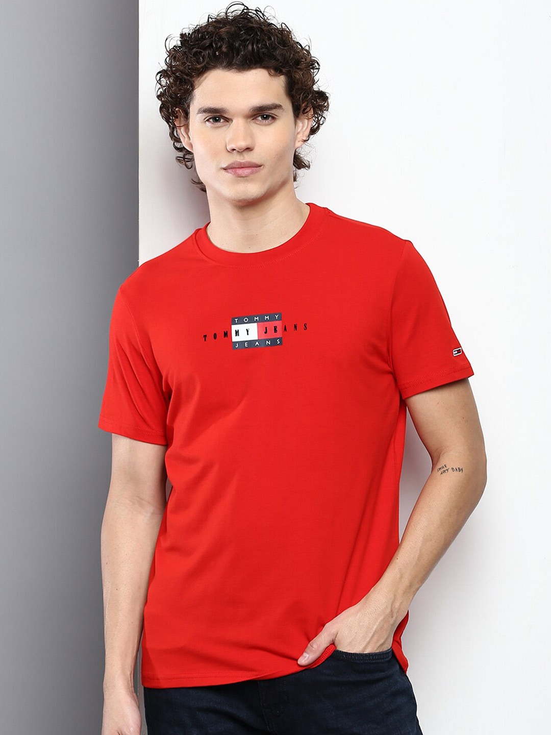 

Tommy Hilfiger Men Red Typography Printed Slim Fit T-shirt