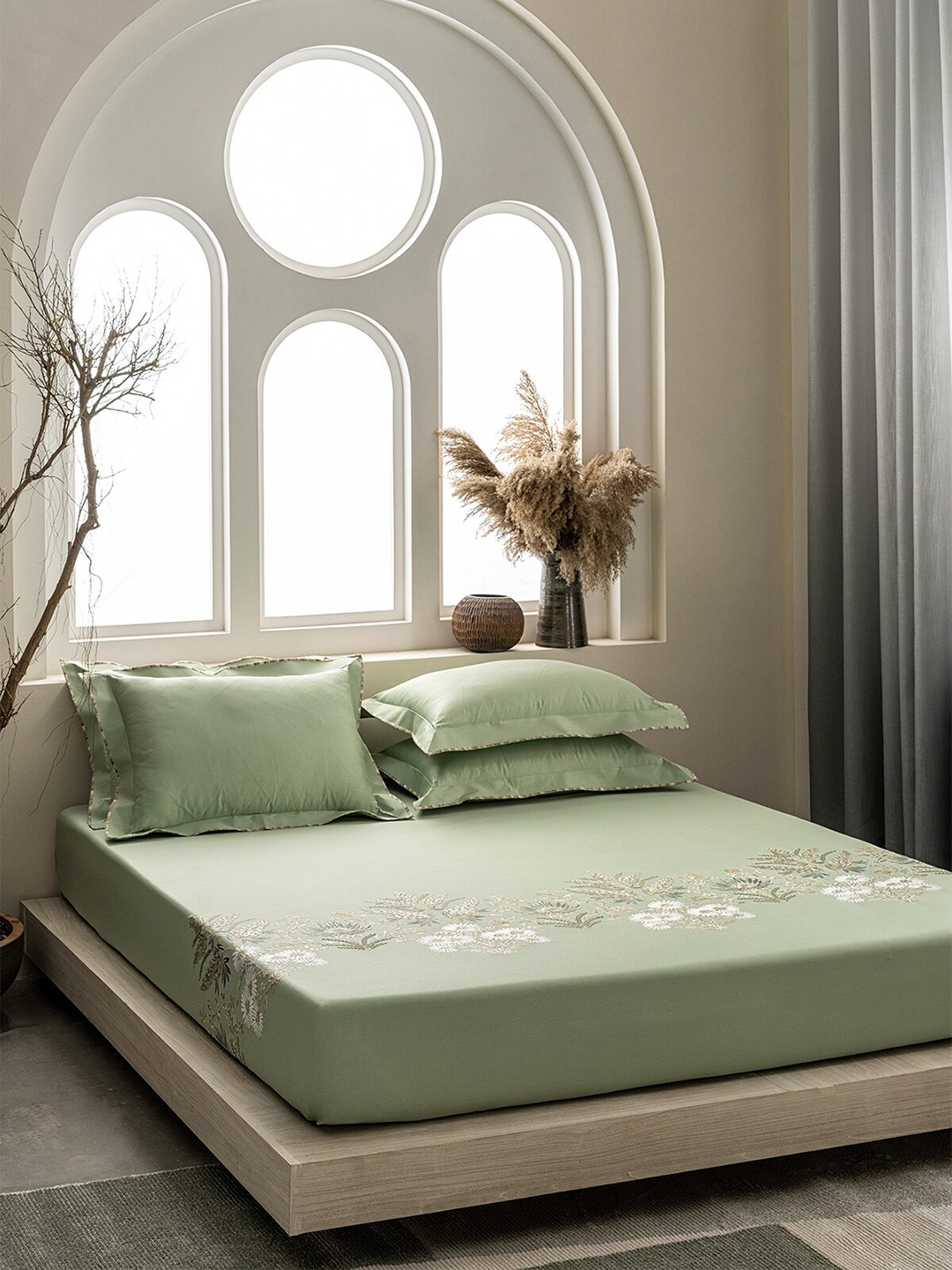 

DDecor Excellence Green & White Cotton 210 TC King Bedsheet with 2 Pillow Covers