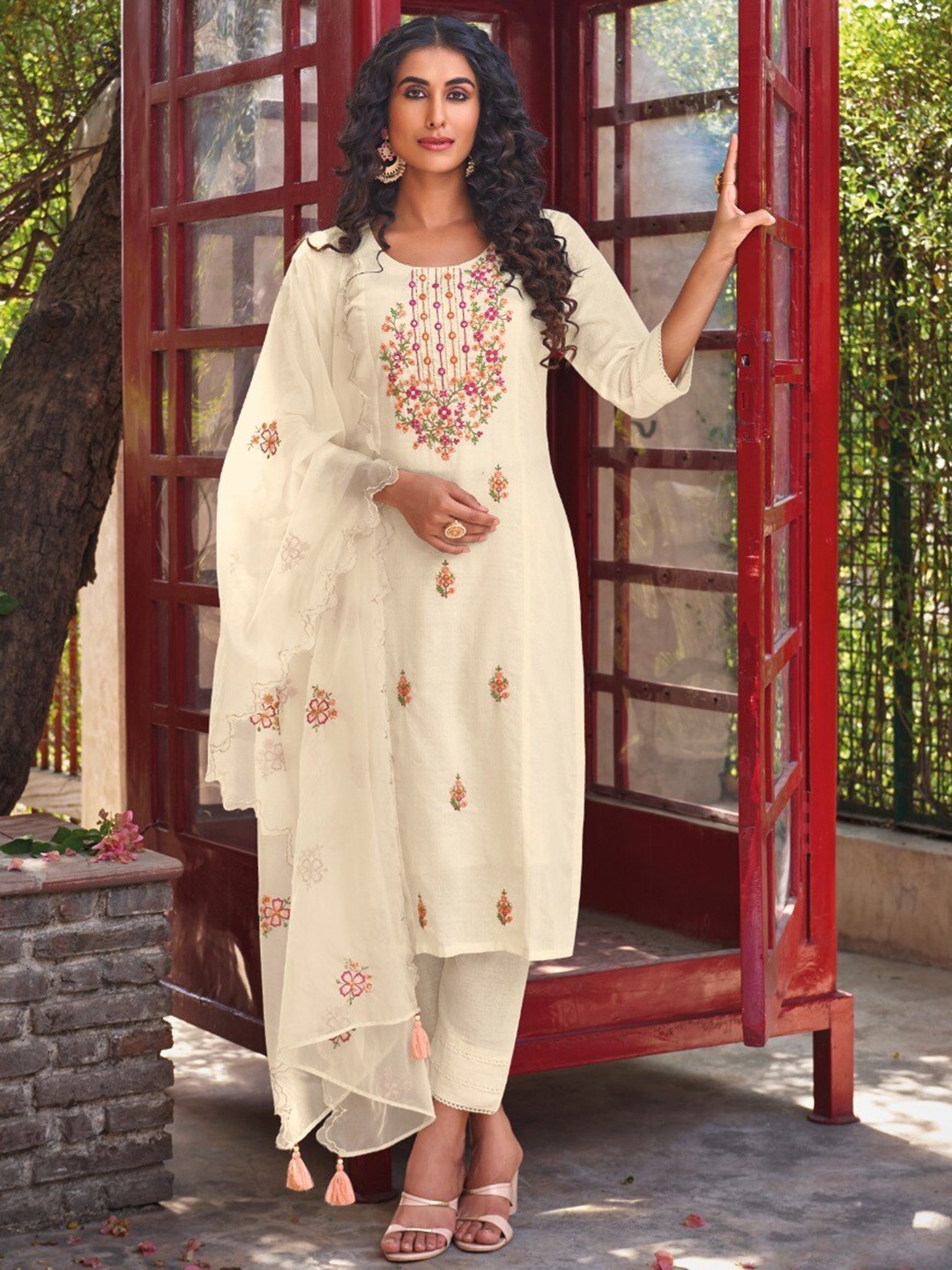 

AUTUMN LANE Floral Embroidered Round Neck Pure Cotton Kurta with Trousers & Dupatta, Cream