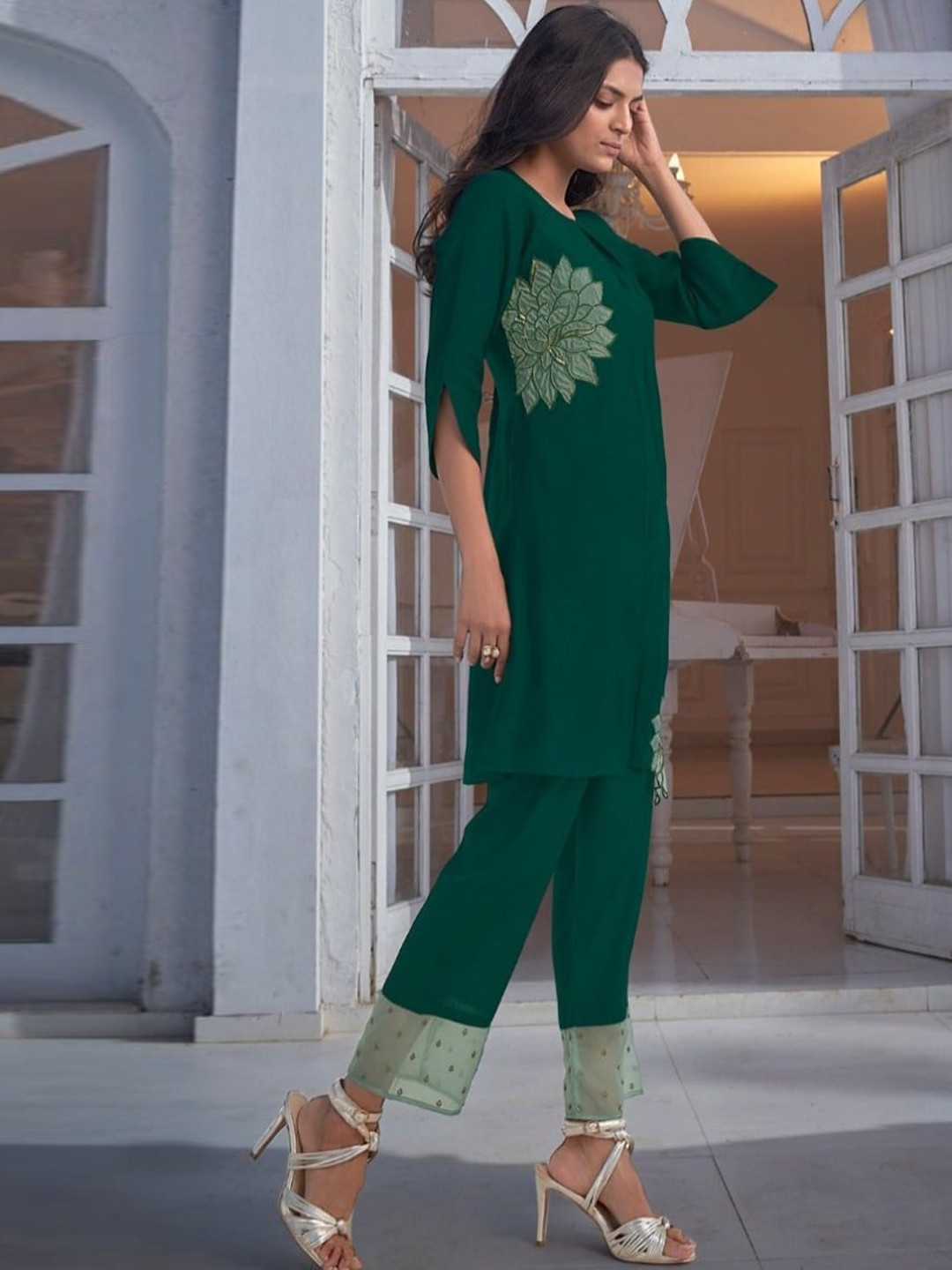 

AUTUMN LANE Floral Embroidered Round Neck Kurta with Trousers, Green