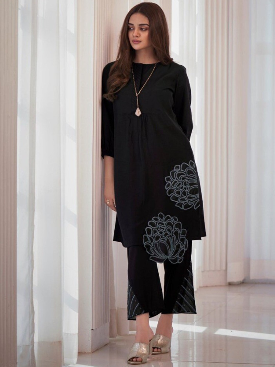 

AUTUMN LANE Floral Embroidered Round Neck Kurta with Trousers, Black