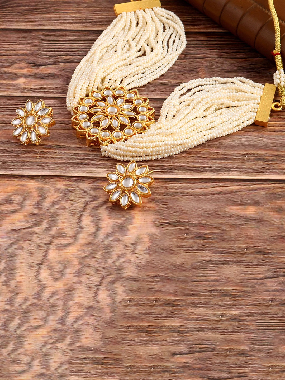 

Jewar Mandi Gold-Plated Kundan Studded & Beaded Jewellery Set