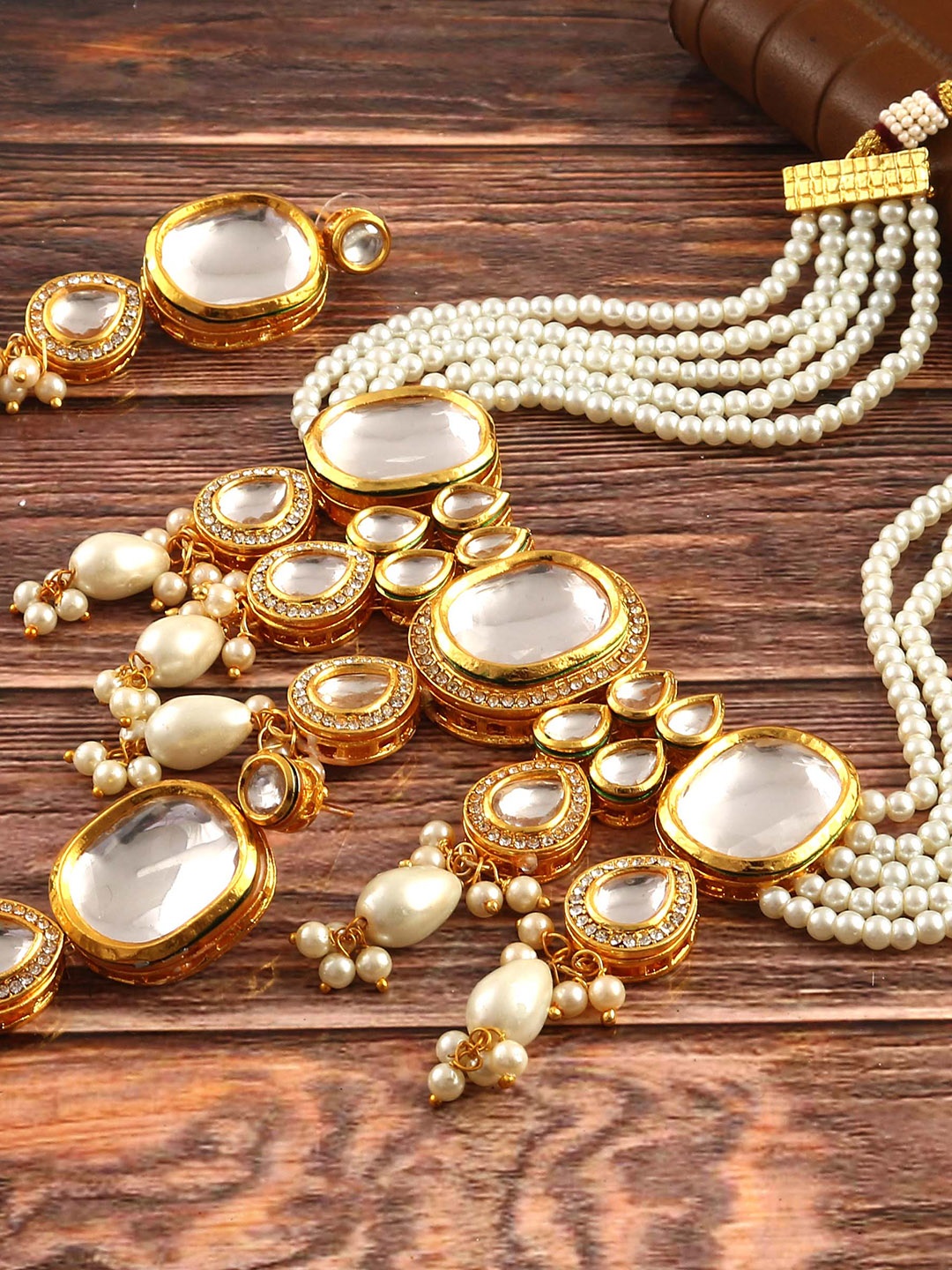 

Jewar Mandi Gold-Plated Kundan Studded & Beaded Jewellery Set