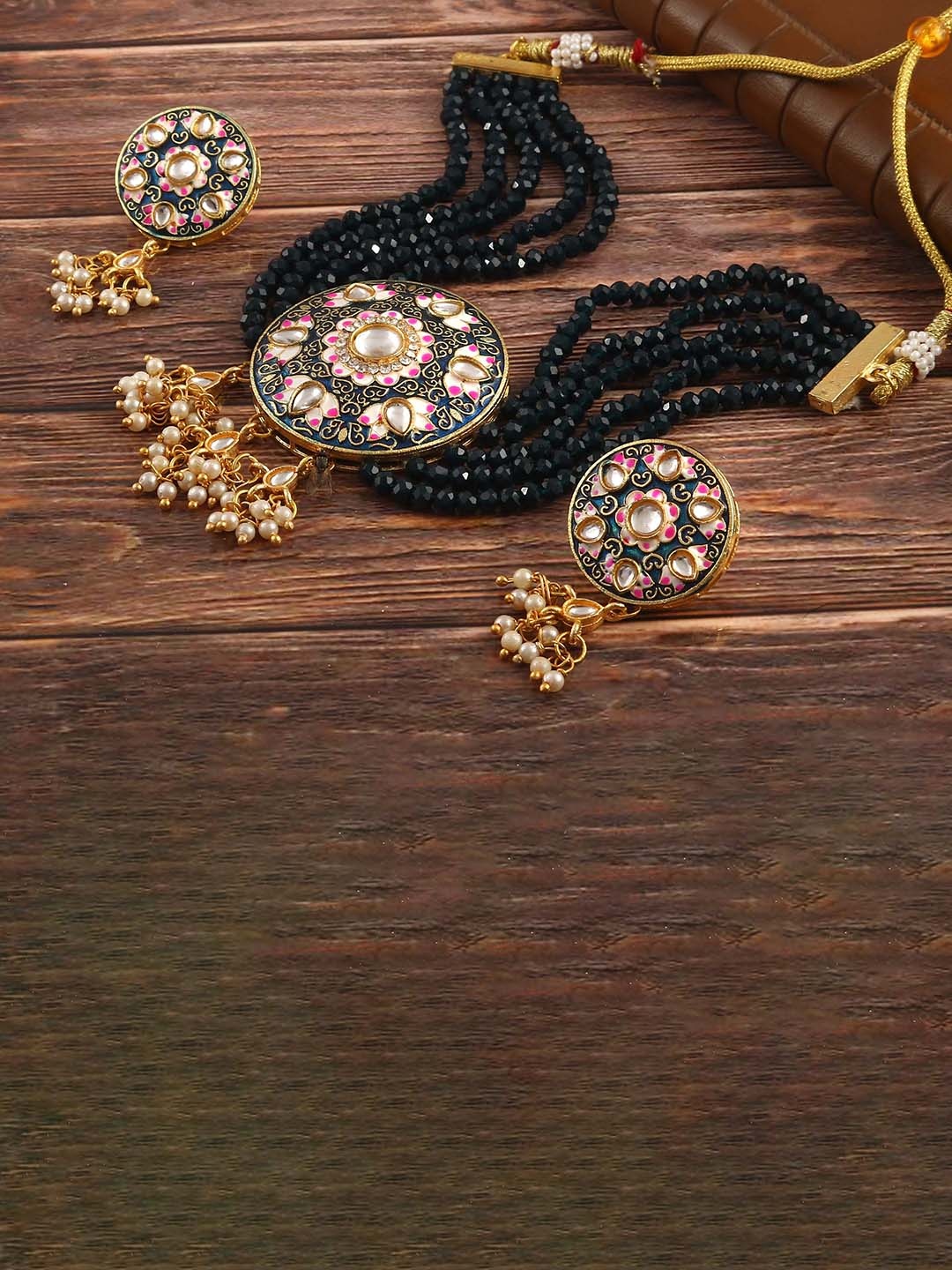 

Jewar Mandi Gold-Plated Kundan Studded & Beaded Jewellery Set