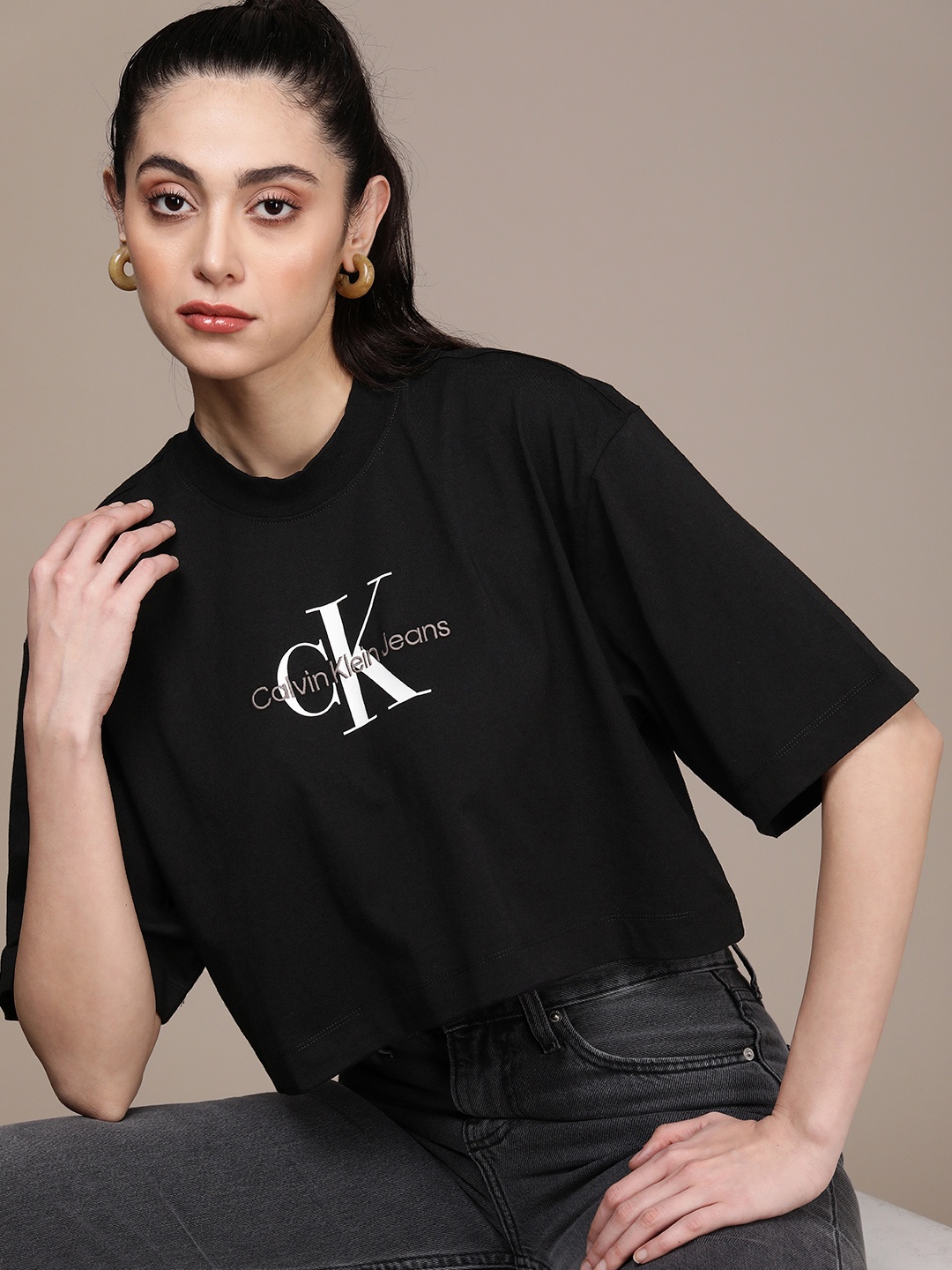 

Calvin Klein Jeans Women Brand Logo Printed Drop-Shoulder Sleeves T-shirt, Black