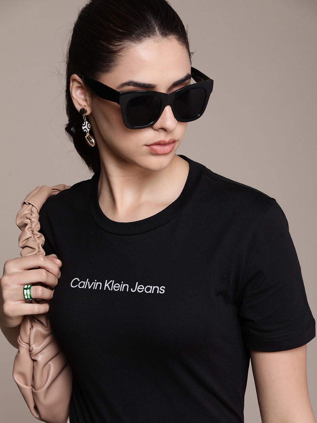 

Calvin Klein Jeans Women Pure Cotton T-shirt With Applique Detail, Black