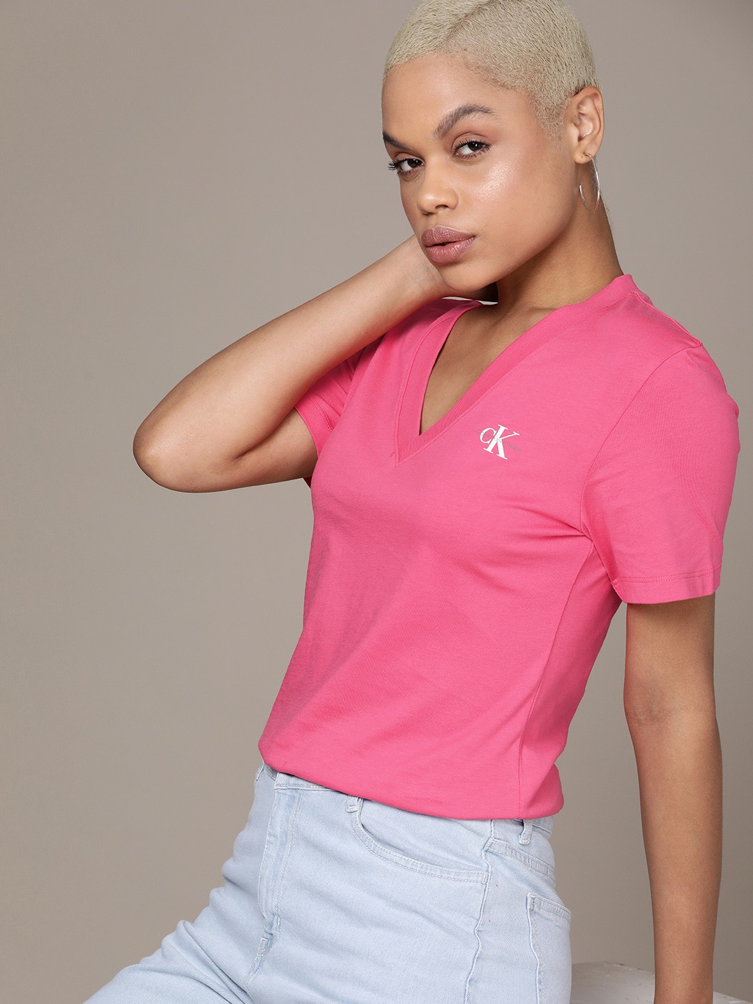 

Calvin Klein Jeans Women Pure Cotton V-Neck Slim Fit T-shirt, Pink