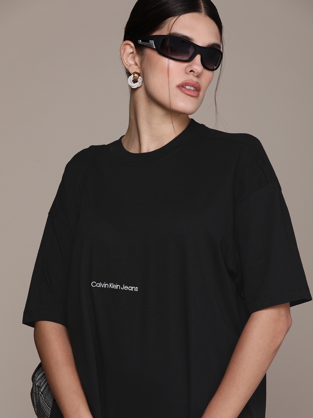 

Calvin Klein Jeans Women Pure Cotton Relaxed Fit Drop-Shoulder T-shirt, Black