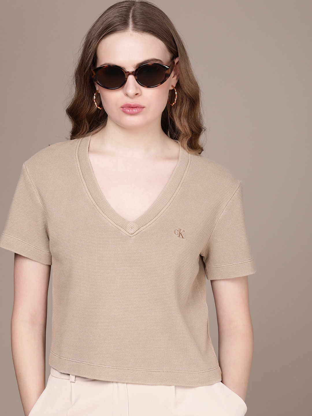 

Calvin Klein Jeans Women Pure Cotton V-Neck T-shirt, Taupe