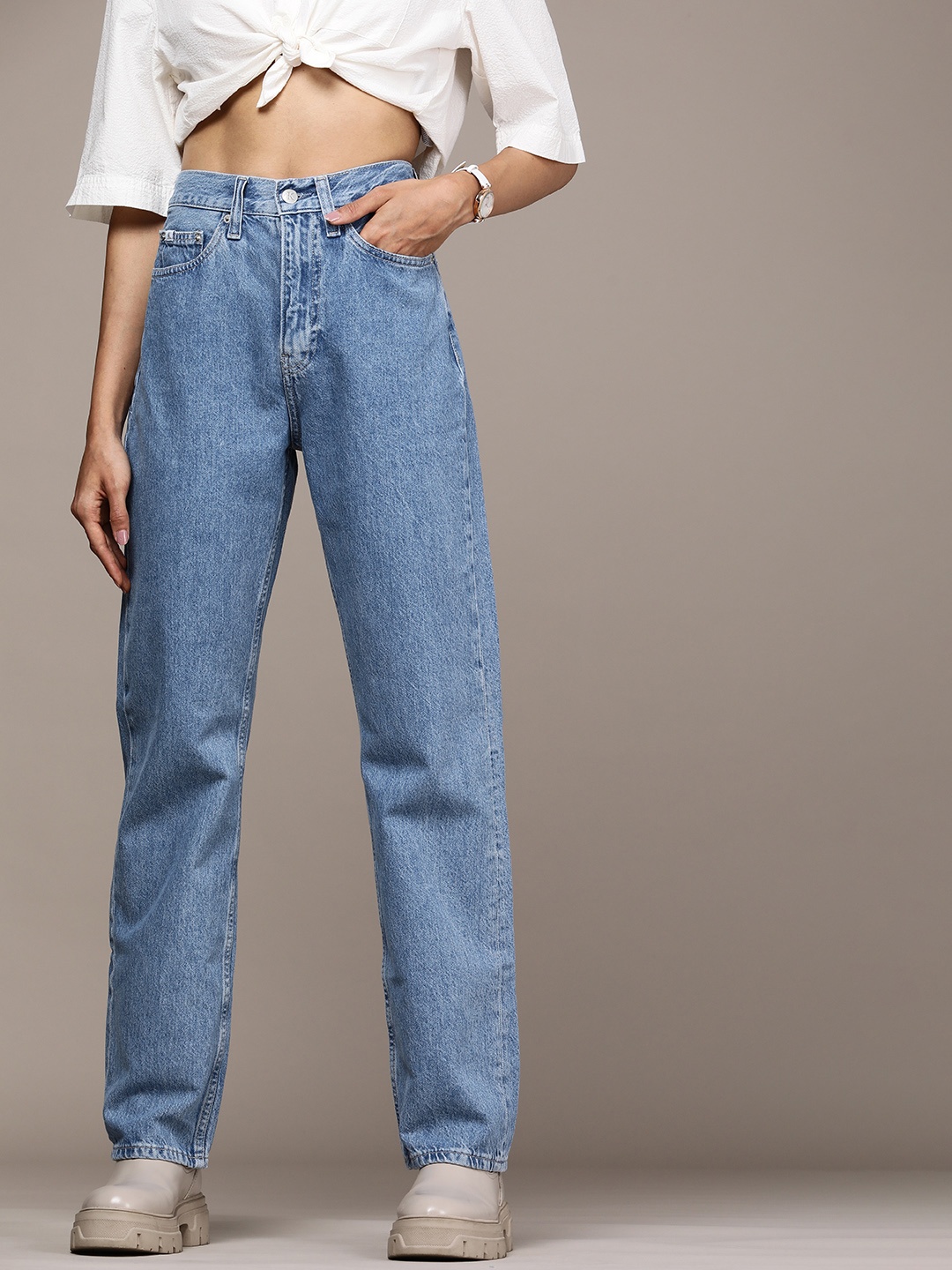 

Calvin Klein Jeans Women Pure Cotton Straight Fit High-Rise Light Fade Stretchable Jeans, Blue