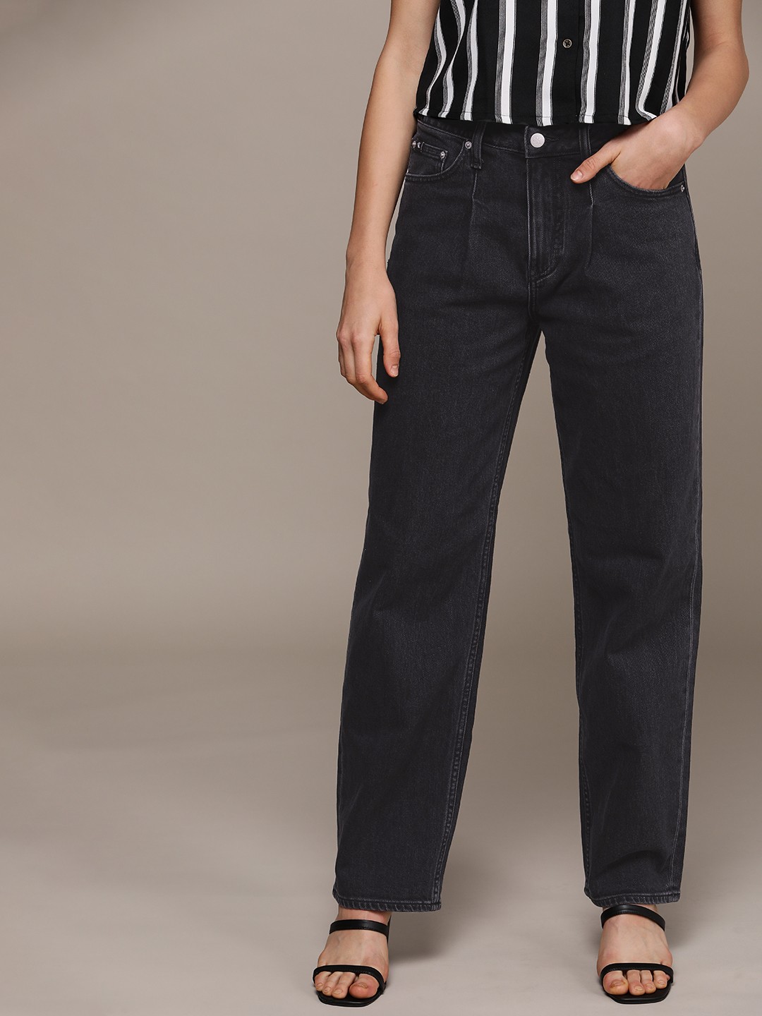 

Calvin Klein Jeans Women Pleated Straight Fit Light Fade Stretchable Jeans, Black