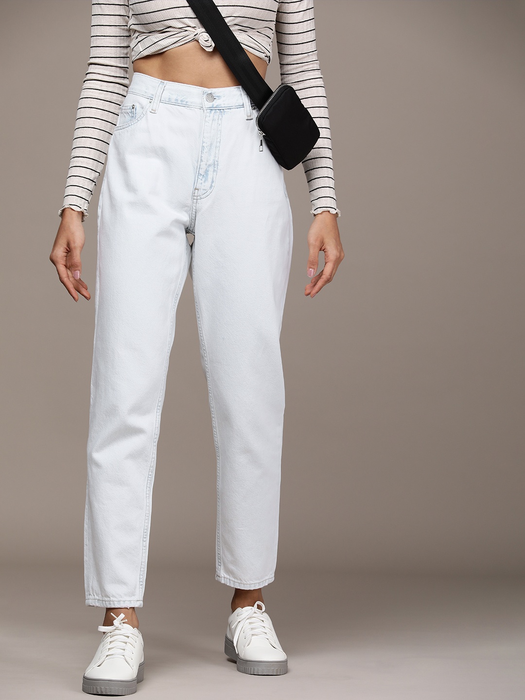 

Calvin Klein Jeans Women Pure Cotton Mom Fit Bleached Jeans, Blue