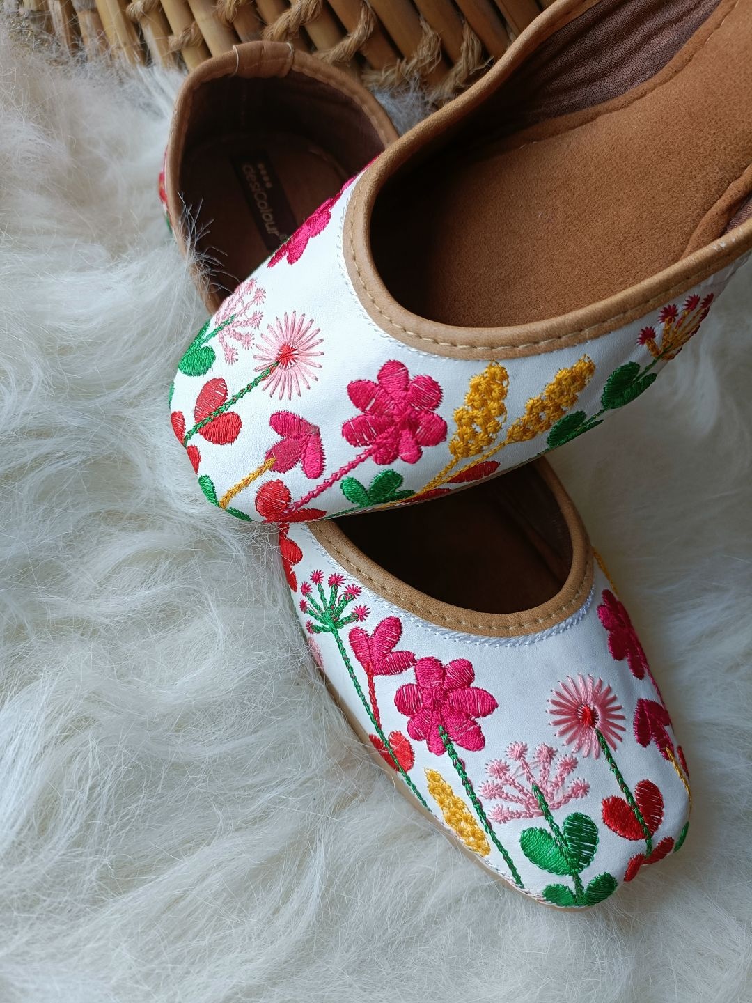 

DESI COLOUR Women Embroidered Ethnic Mojaris, White