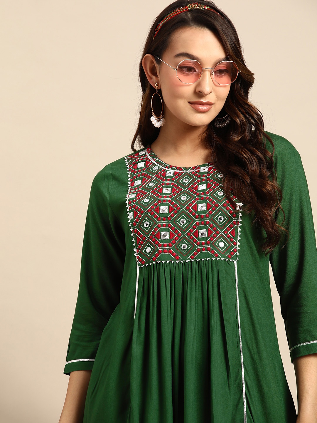 

Sangria Women Geometric Embroidered Yoke Design Mirror Work Gotta Patti Kurta, Green