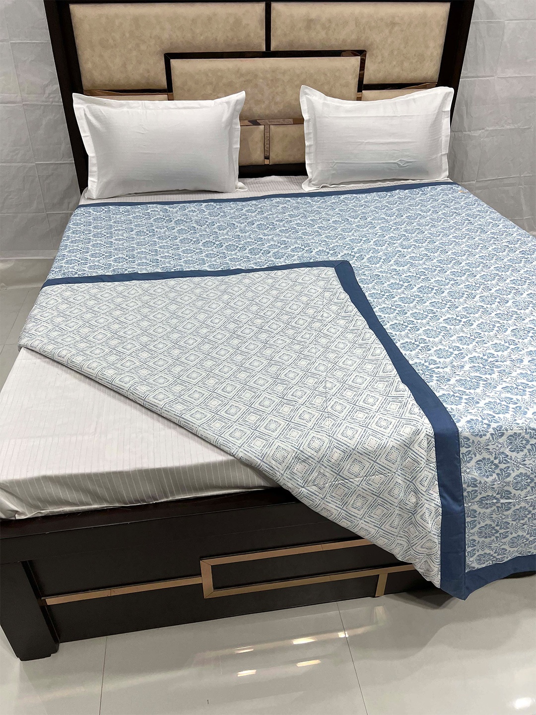 

Pure Decor Silken Blue & White Ethnic Motifs AC Room 233 GSM Double Pure Cotton Bed Dohar