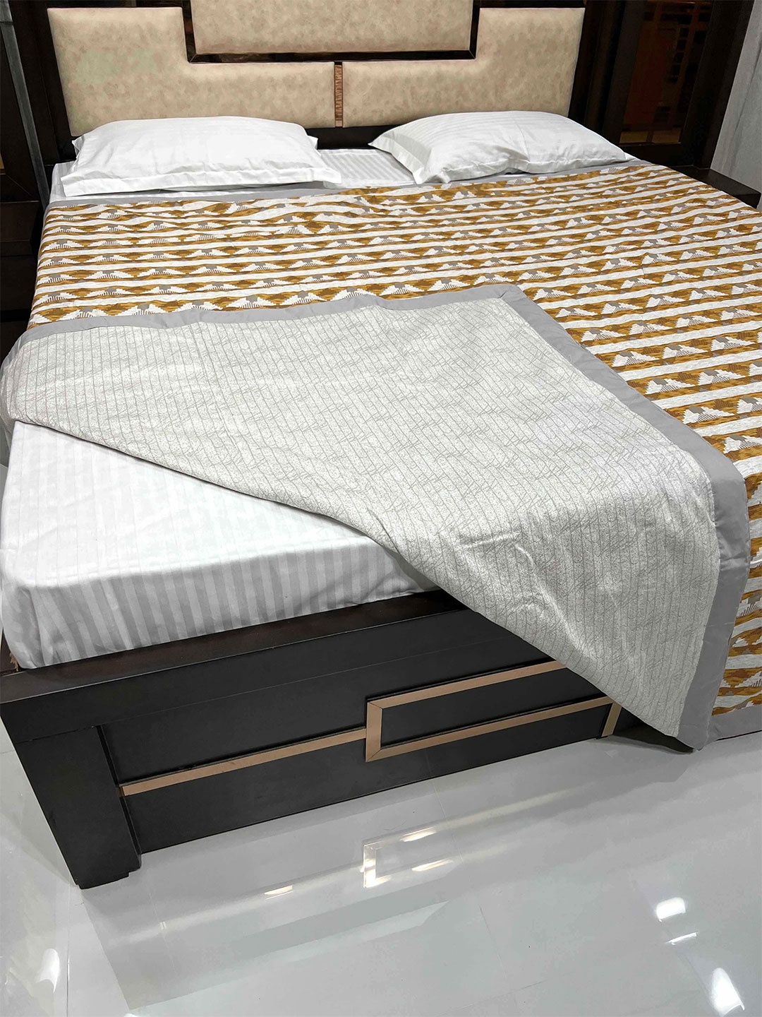 

Pure Decor Silken Silver & Mustard Yellow AC Room 233 GSM Double Pure Cotton Bed Dohar